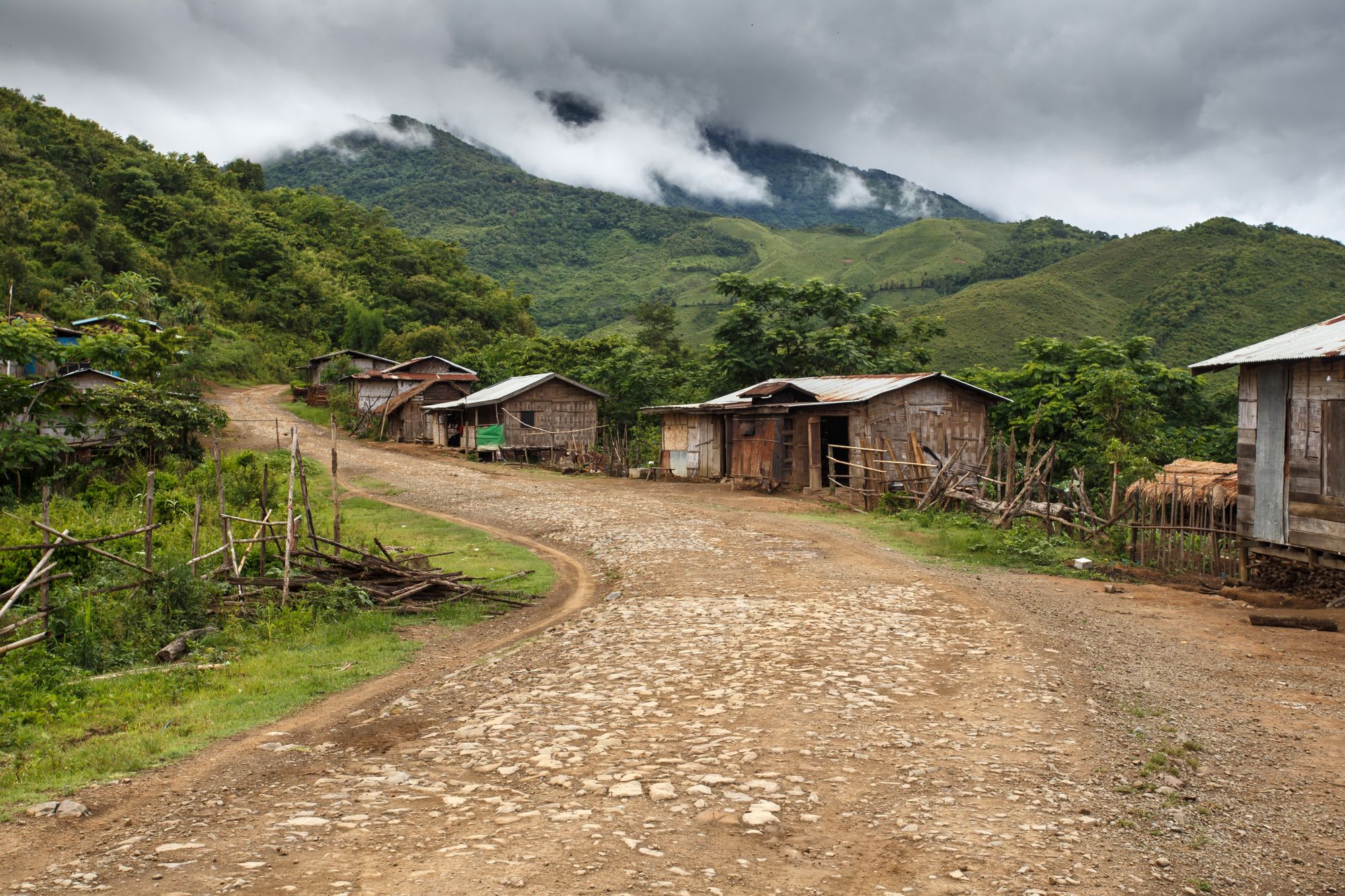Ausflug in die Chin Berge ab Bagan: Dirt Road Leading Through Chin State Mountainous Region