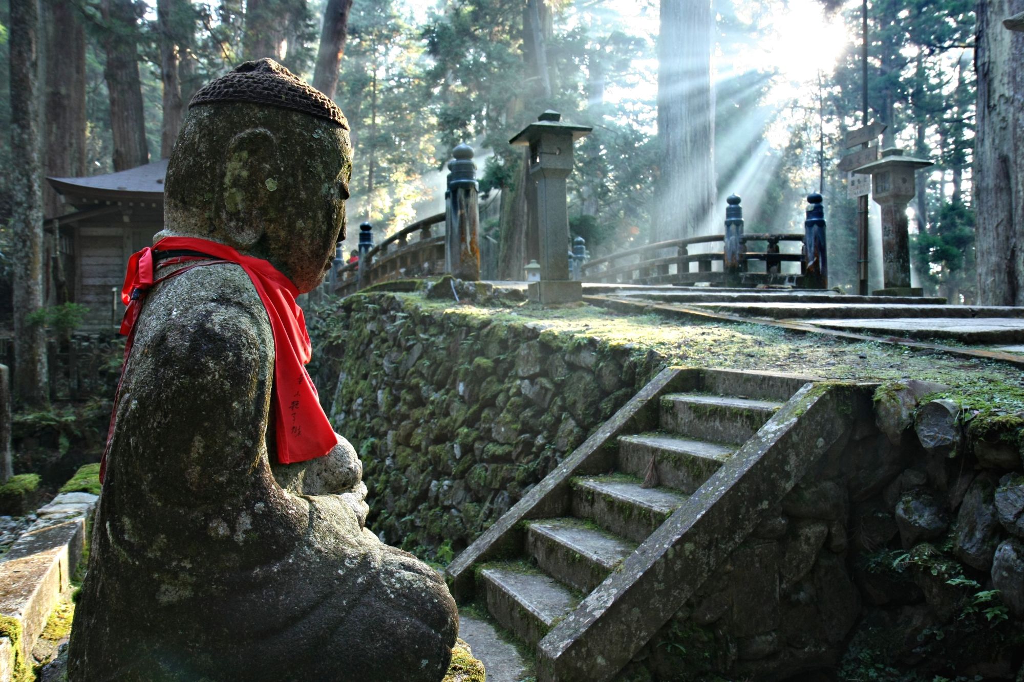 Weltkulturerbe Koyasan ab Kyoto: Okunoin Cemetery at Mount Koya