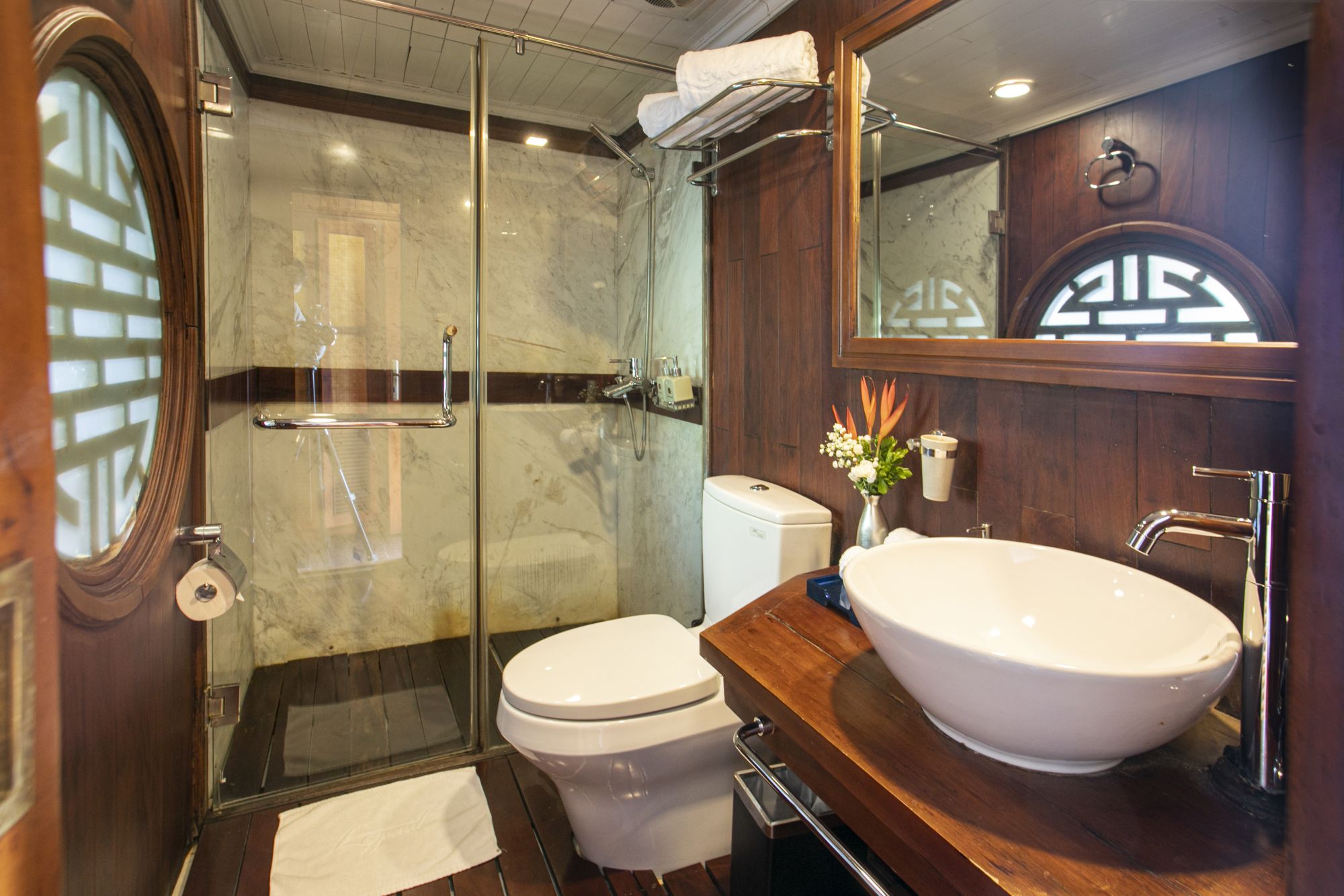 Croisières dans la baie de Halong avec le bâteau privé «Legend Halong» de Hanoi: room: Bhaya Legend 2-cabin | Suite Cabin | Bathroom