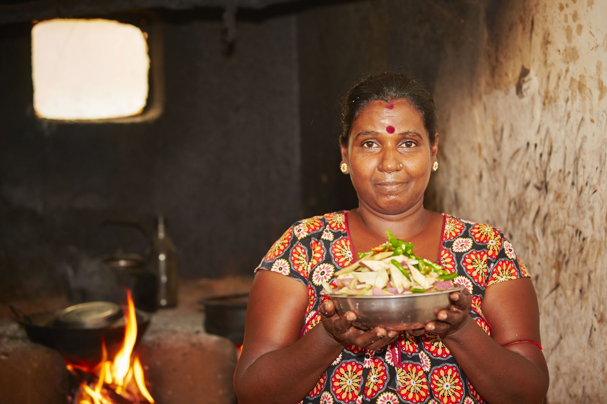 Sri Lanka im Sommer ab Colombo: Woman preparing food