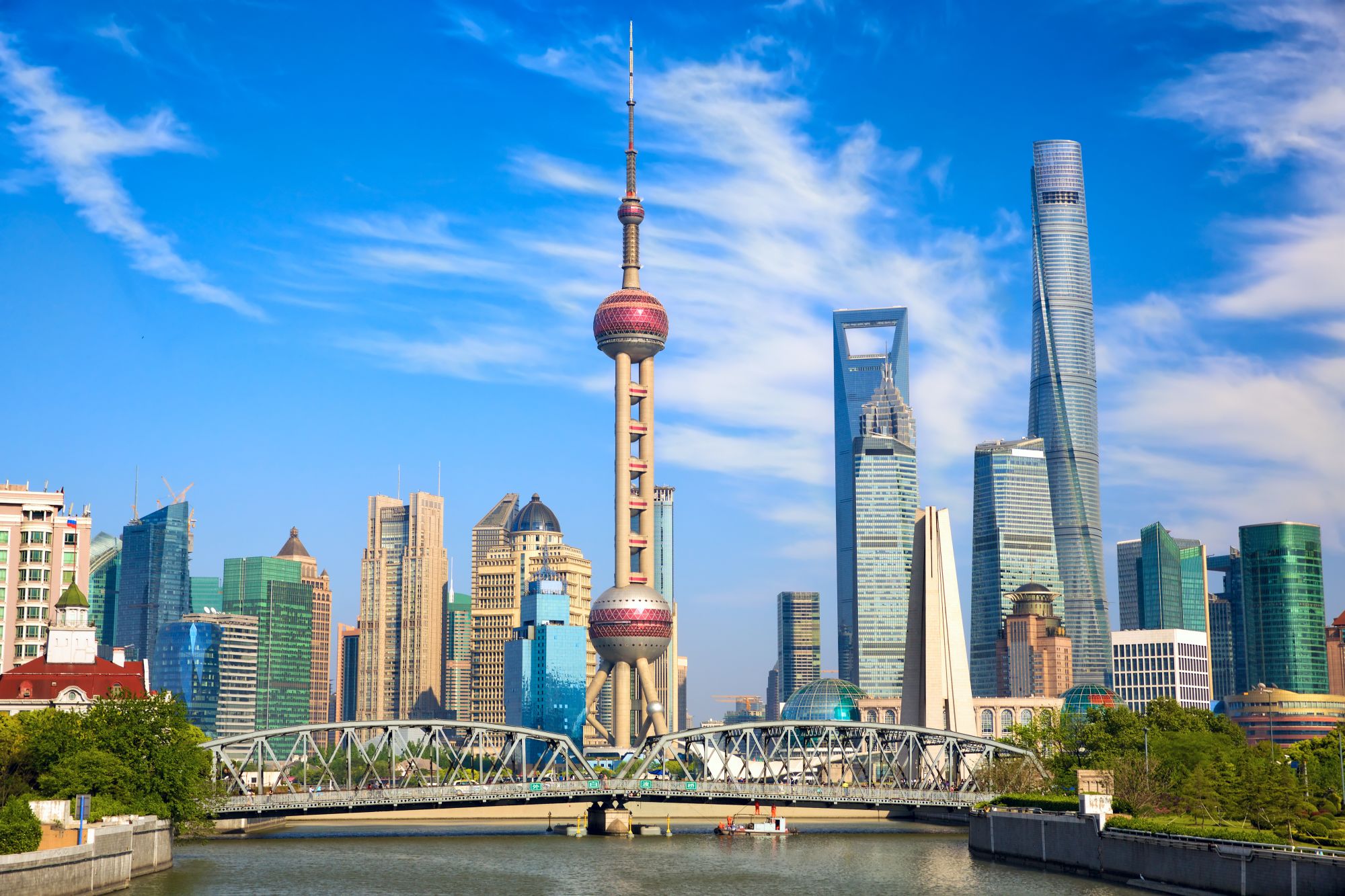 Avec le train du Tibet sur le toit du monde de Pékin: Shanghai skyline with historical Waibaidu bridge