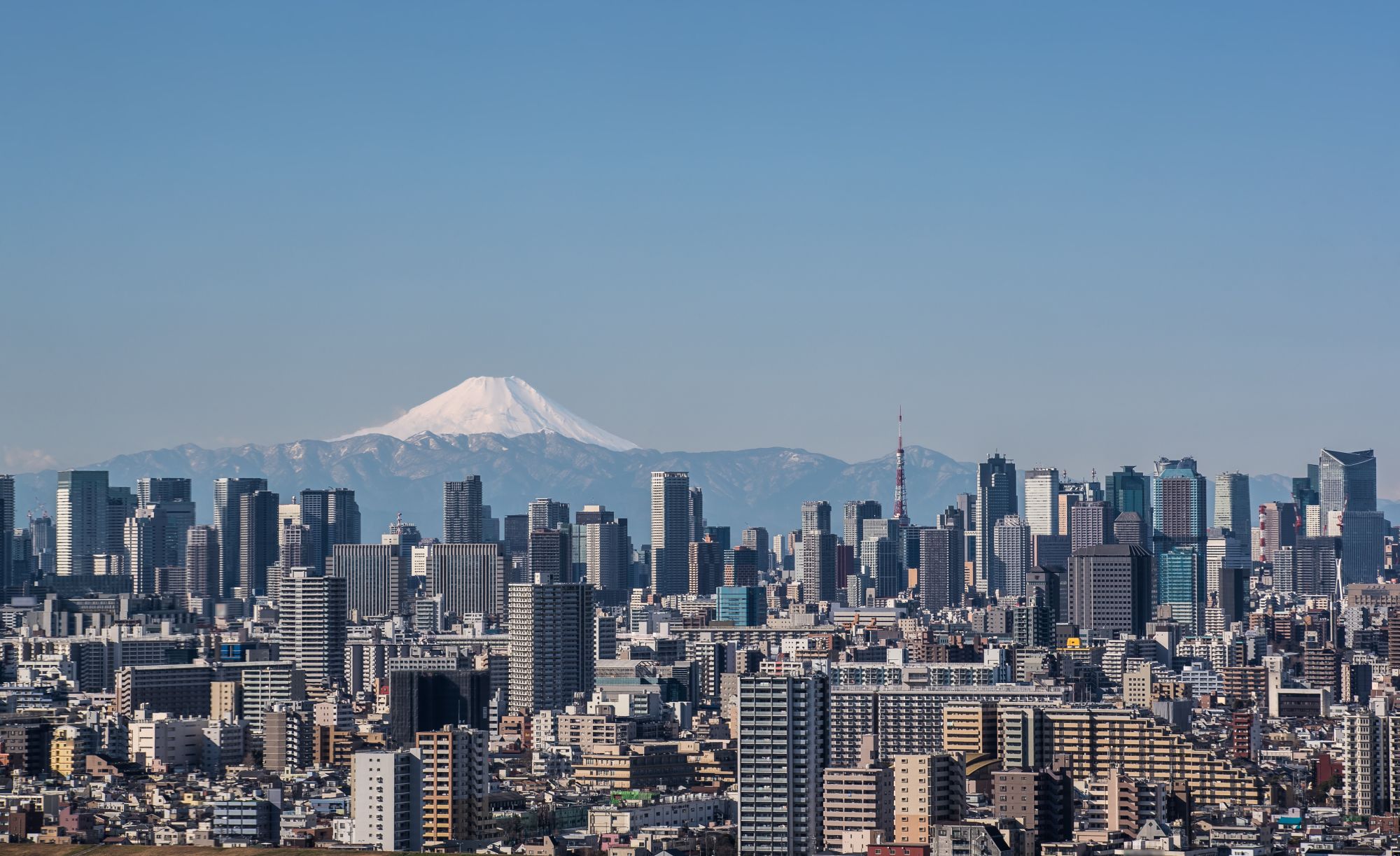 Japon compact de Tokyo: Tokyo downtown building with Mountain Fuji on a clear day