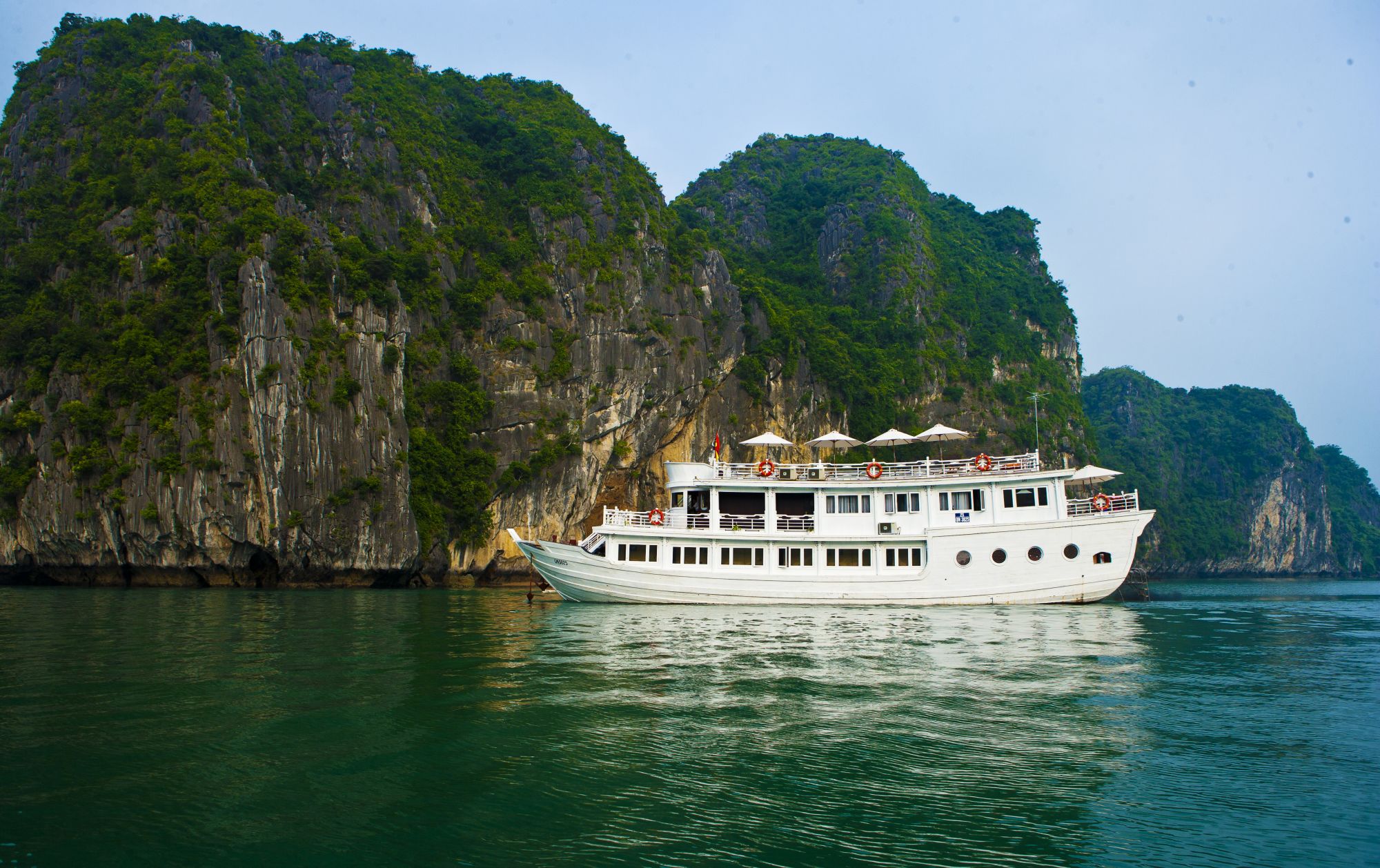 Croisières dans la baie de Halong avec le bâteau privé «Legend Halong» de Hanoi: Bhaya-Legend-white-boat1