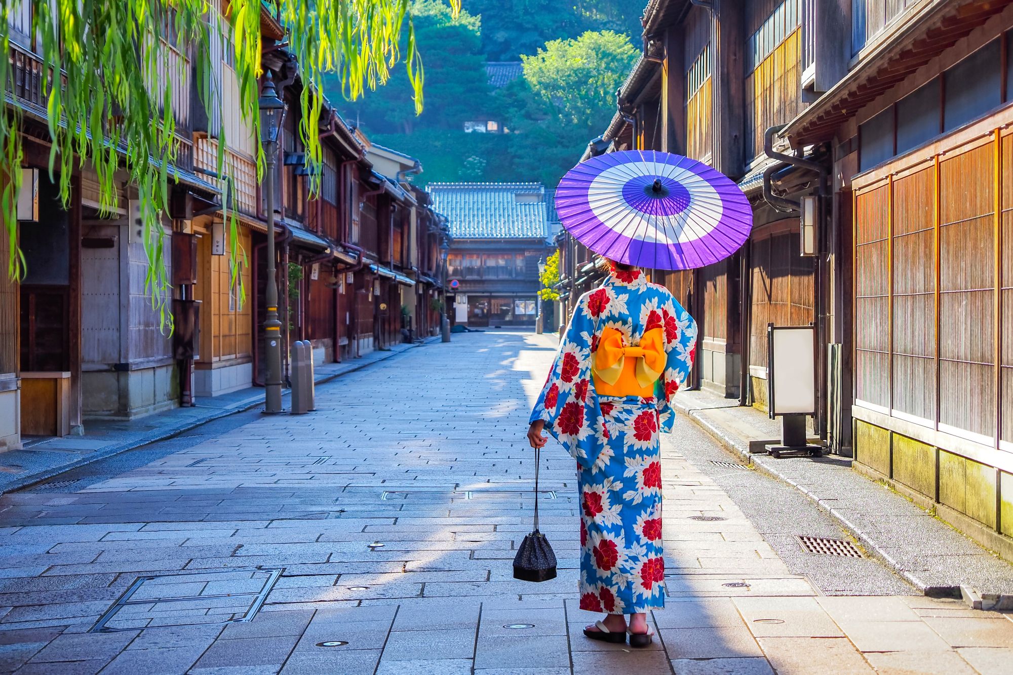 Kontrastreiches Japan ab Tokio: Woman in a kimono walking in the Higashi Chaya district of Kanazawa