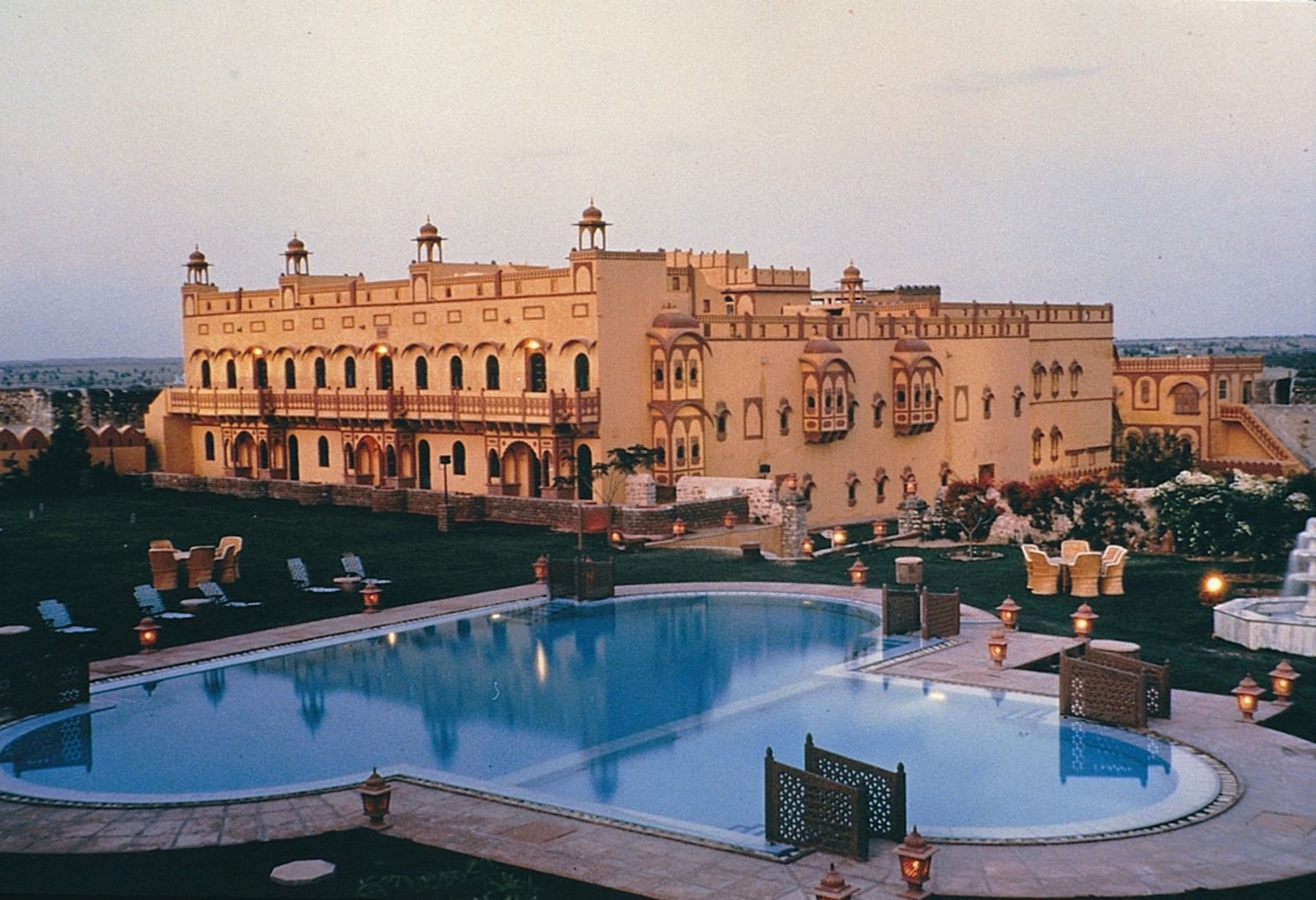 Palastromantik und Wüstenzauber ab Jodhpur: exterior: Khimsar Fort