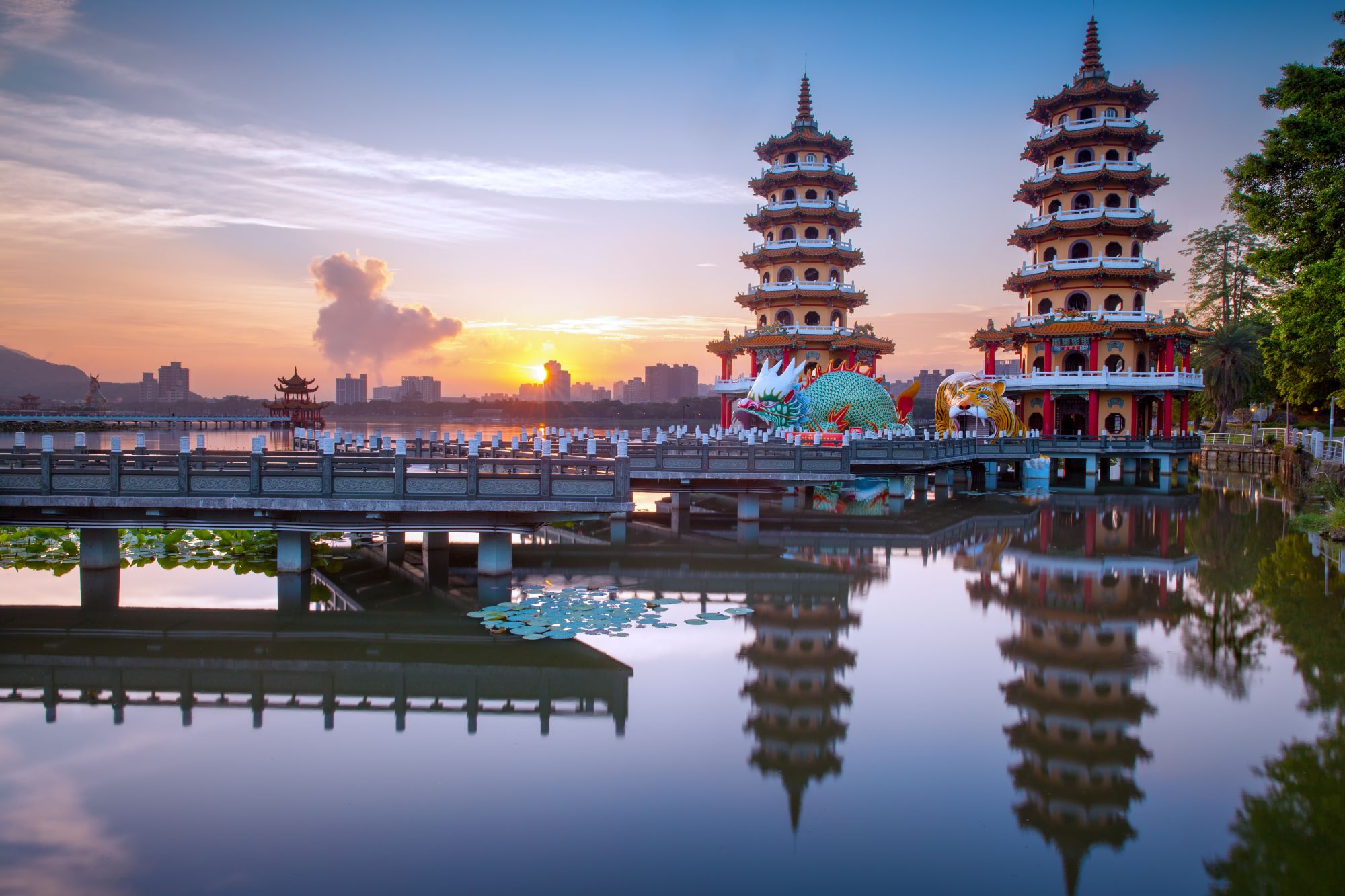 Les hauts lieux de Taïwan de Taipei: Lianchihtan Scenic area at sunrise in Kaohsiung