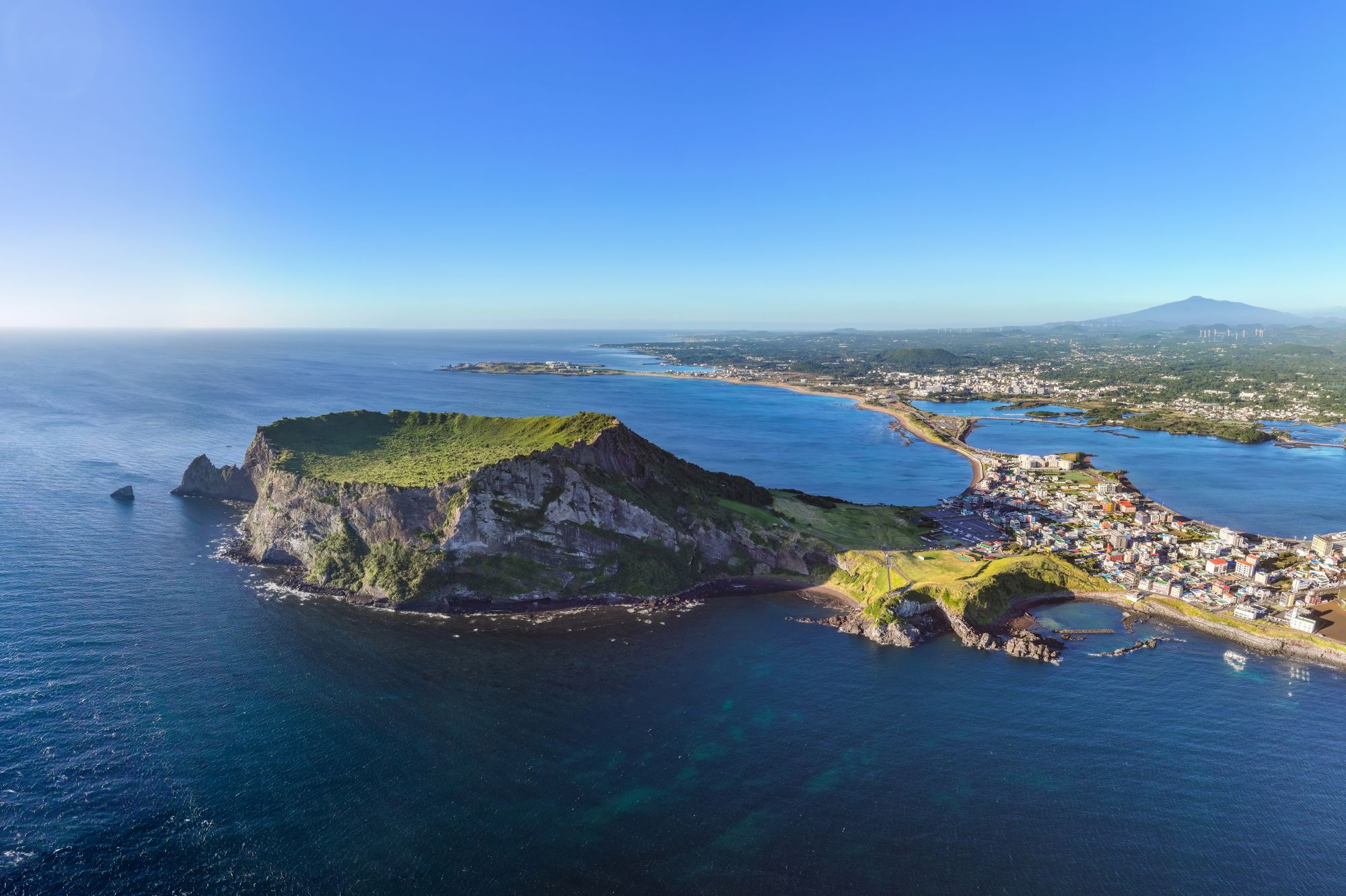 Höhepunkte Südkoreas ab Seoul: Aerial and summer view of sea and Seongsan Ilchulbong Tuff Cone