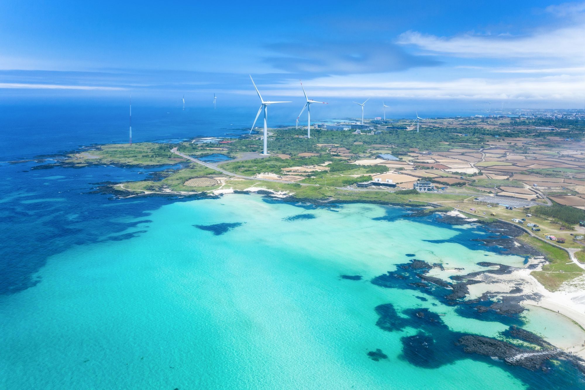 Mietwagen Rundreise «Jeju Island»: Aerial and summer view of blue sea and Gimnyeong Beach