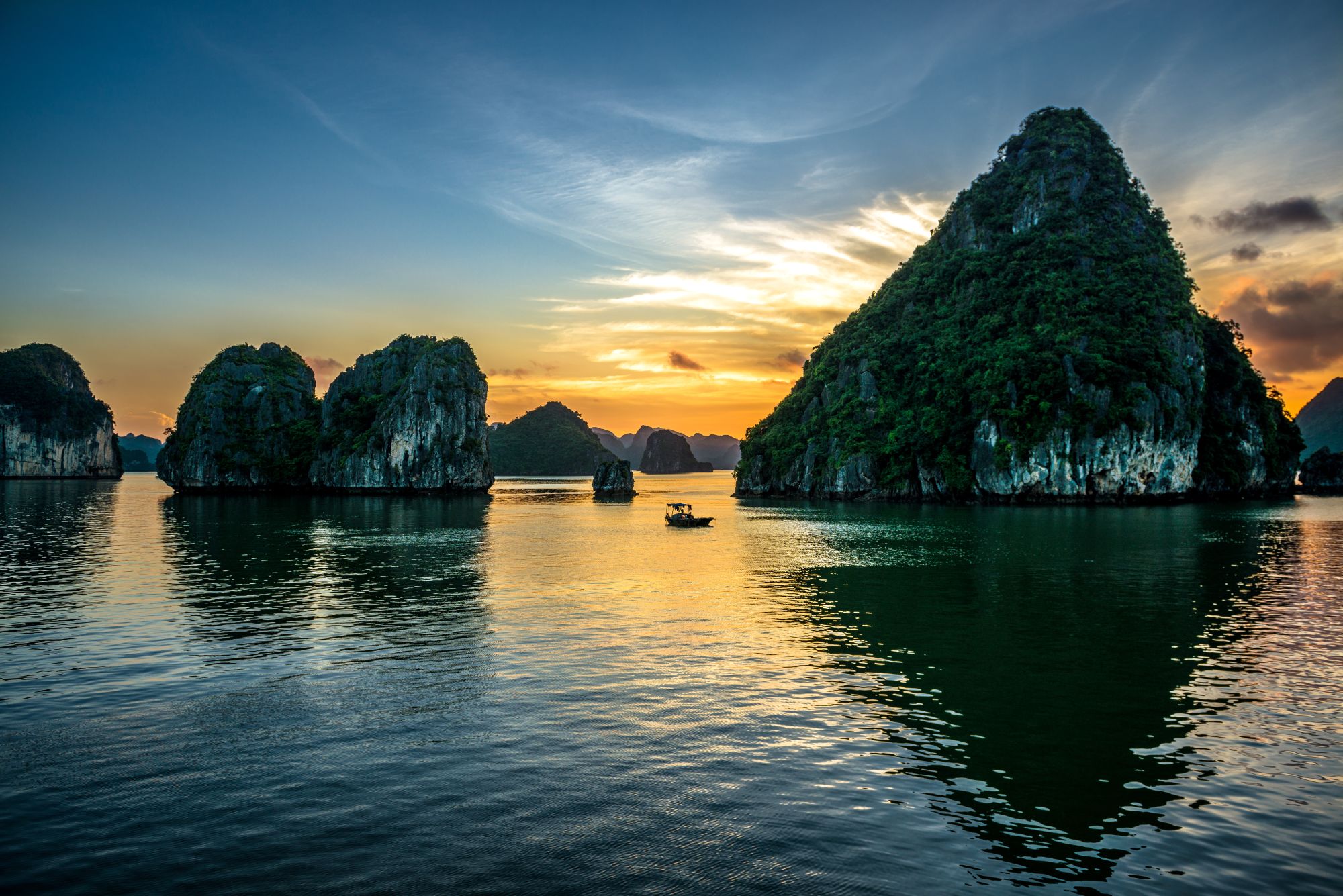 L'éclat du Vietnam - de Hanoï à Saigon de Hanoi: exterior: beach: Halong Bay: Beautiful sunset