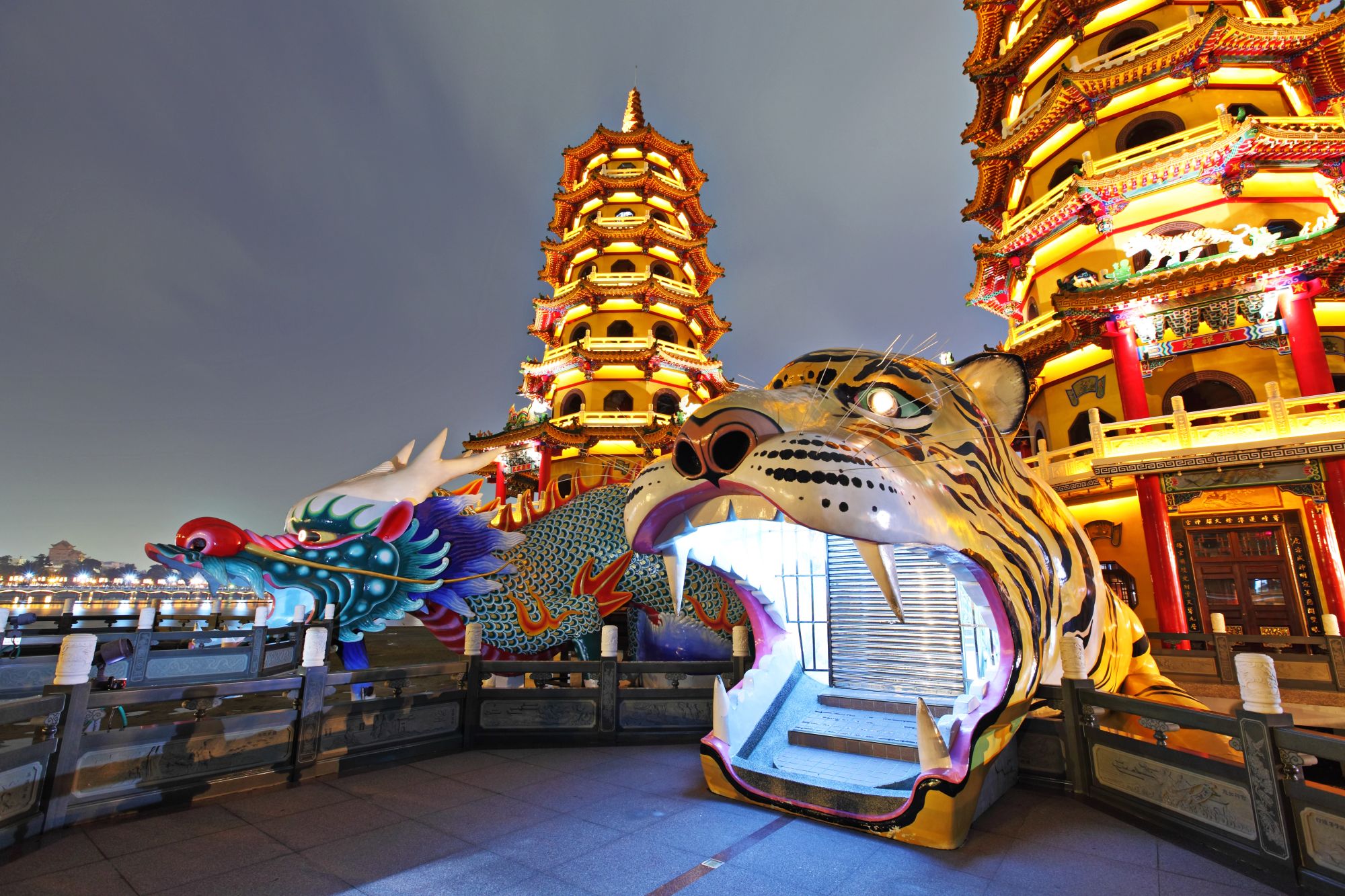 Circuit en voiture de location Taïwan de Taipei: Kaohsiung: Dragon Tiger Tower