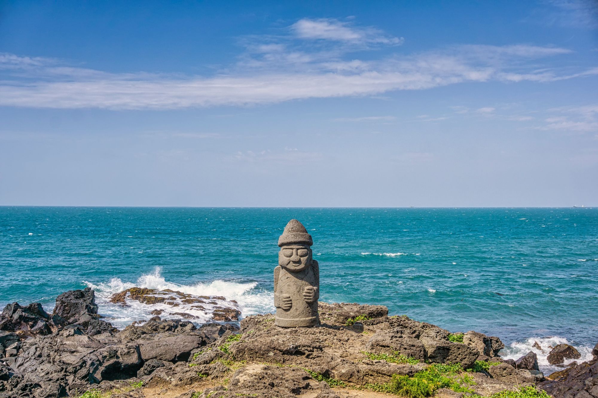 Höhepunkte Südkoreas ab Seoul: Standing stone statue in the beach