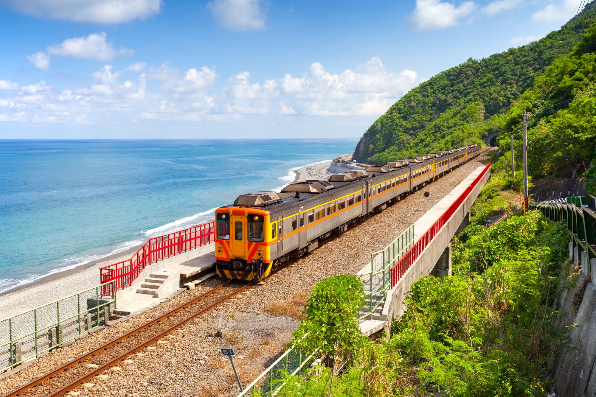 Circuit en voiture de location Taïwan de Taipei: Train approaching the Duoliang Station in Taitung