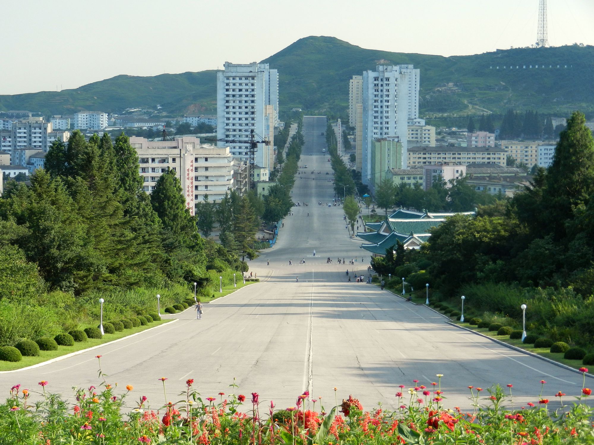 Circuit compact en Corée du Nord de Pyongyang: Kaesong: Main Road view from Kim Il-sung Statue