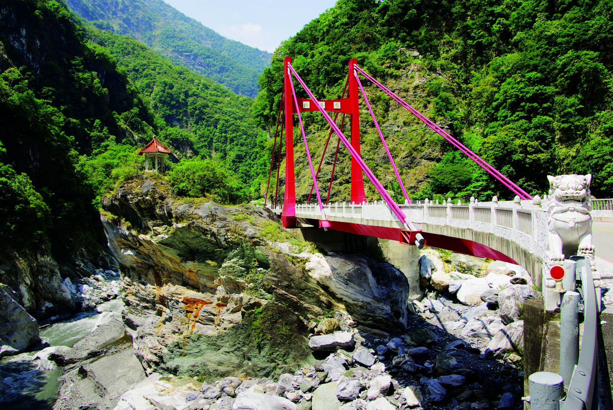 Circuit en voiture de location Taïwan de Taipei: Taroko National Park: road bridge