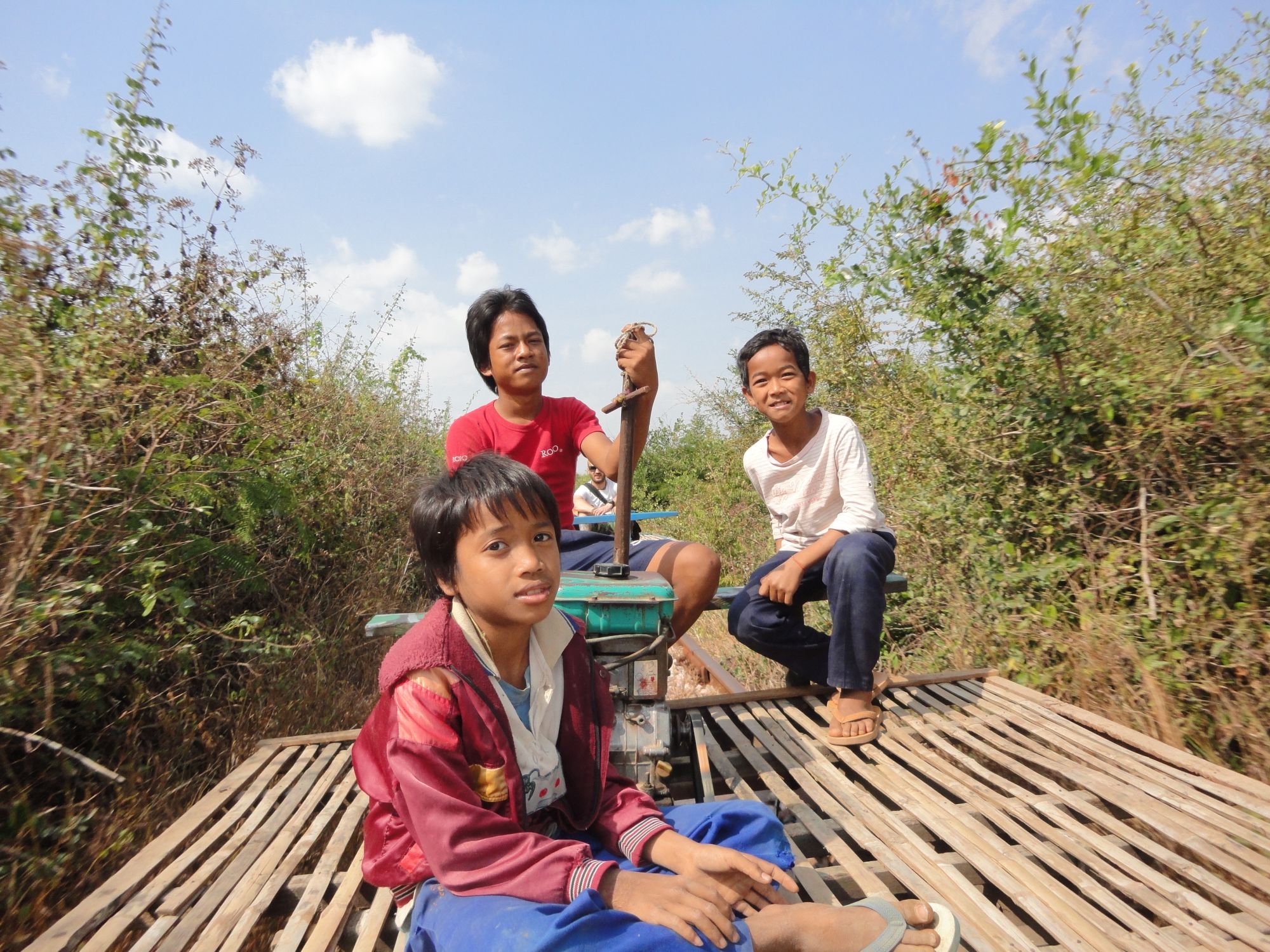 Dans le Far West cambodgien de Siem Reap: Battambang: riding on the bamboo train