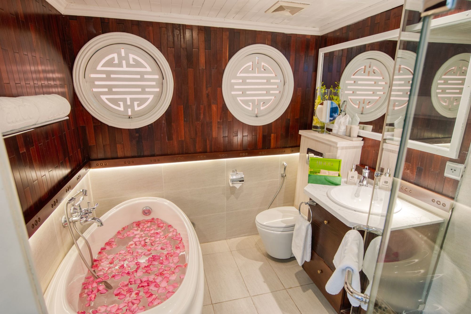 Halong Bucht Kreuzfahrten mit «The Au Co» ab Hanoi: room: Au Co Suite | Bathroom