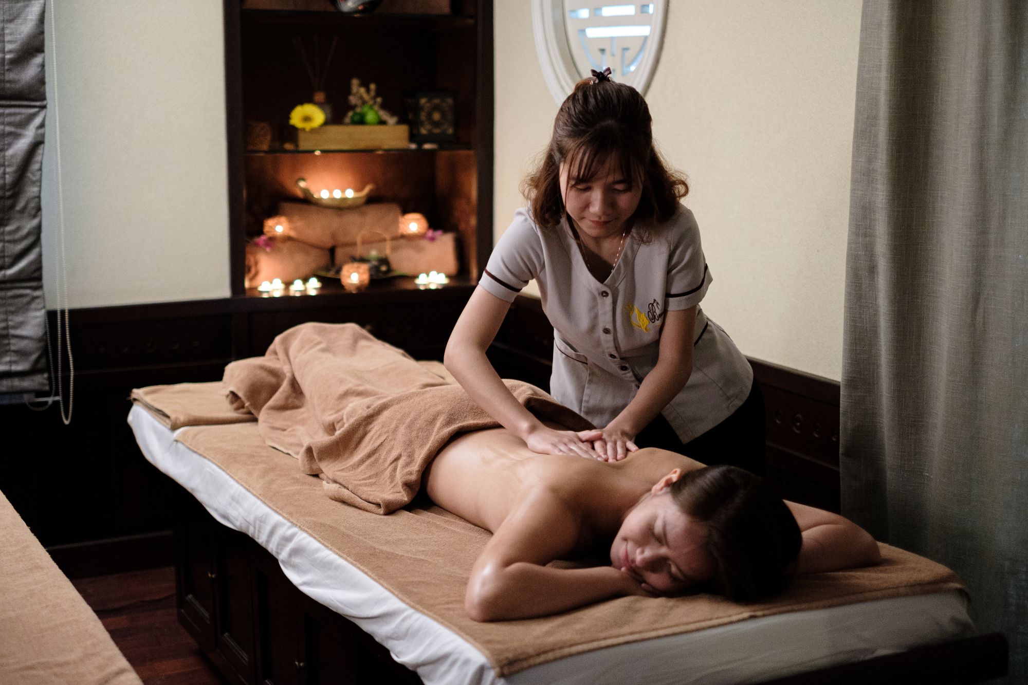 Halong Bucht Kreuzfahrten mit «The Au Co» ab Hanoi: wellness: Spa Treatment