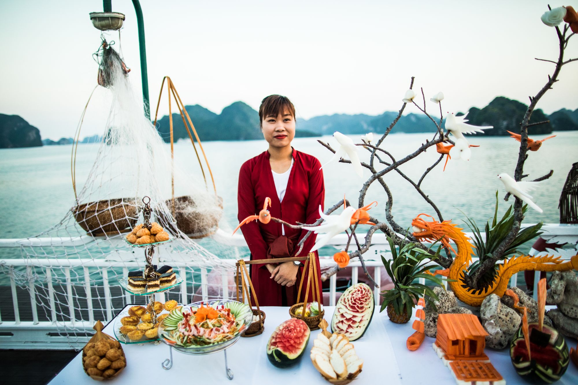 Halong Bucht Kreuzfahrten mit «Bhaya Classic» ab Hanoi: f&b: BBQ on Sundeck