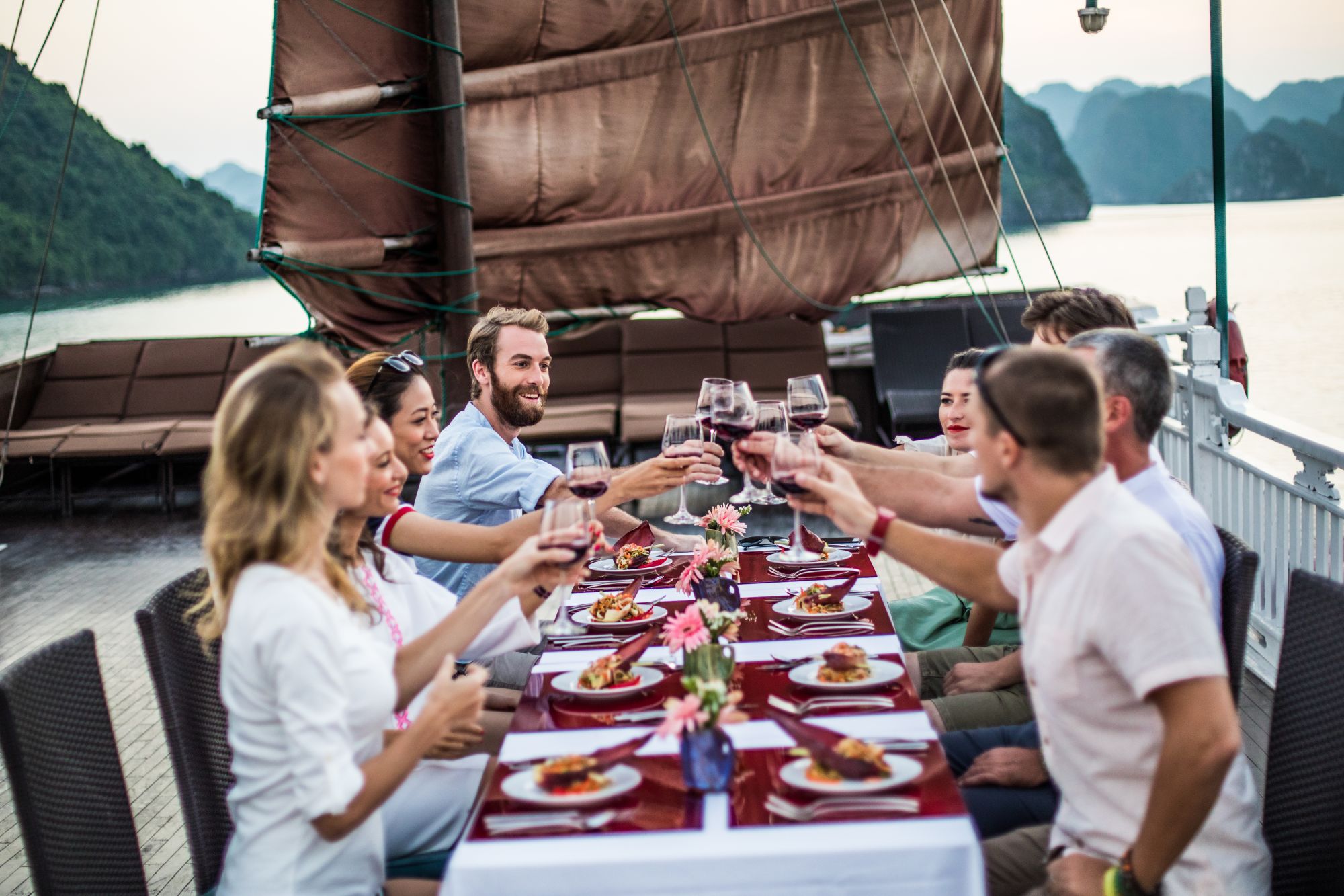 Halong Bucht Kreuzfahrten mit «Bhaya Classic» ab Hanoi: f&b: BBQ on Sundeck