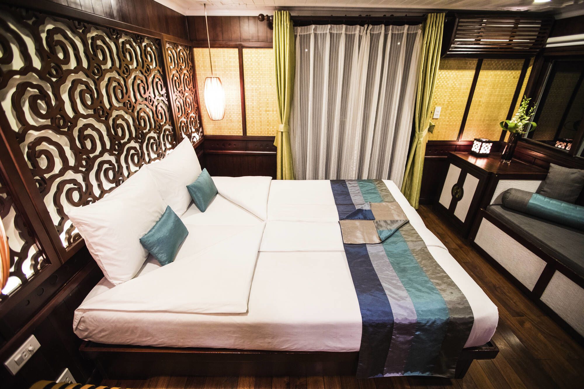 Halong Bucht Kreuzfahrten mit «Bhaya Classic» ab Hanoi: room: Terrace Suite Cabin