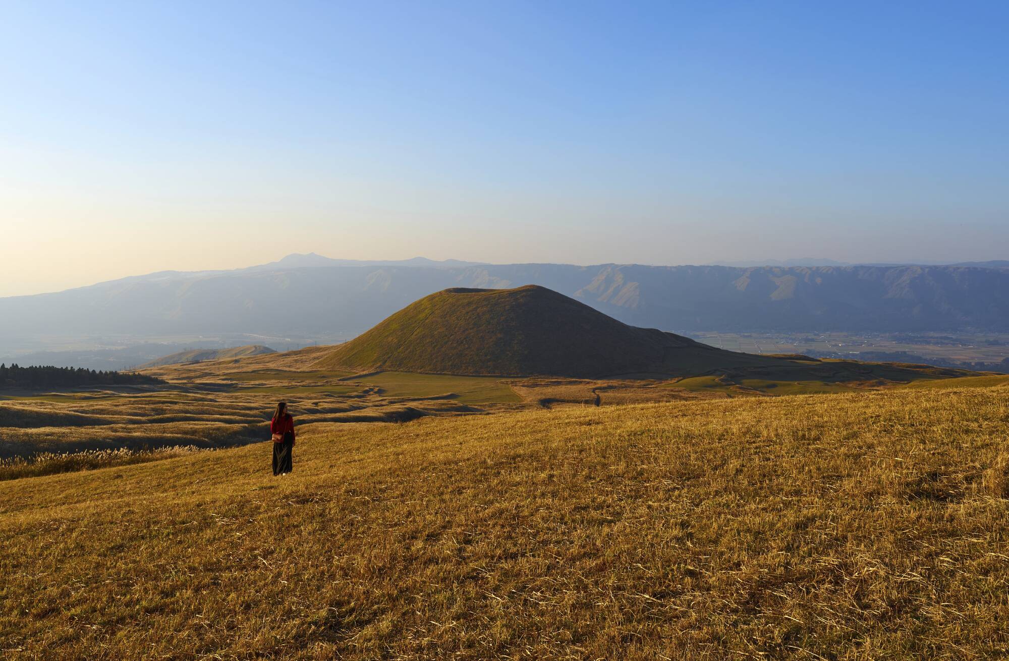 Kyushu – Japans feurige Insel ab Kagoshima: Girl walking up the slope at Komezuka of Mount Aso