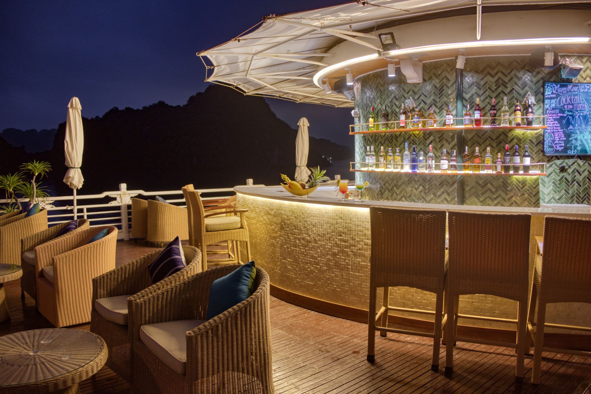 Halong Bucht Kreuzfahrten mit «The Au Co» ab Hanoi: facilities: Lan Ha Bar