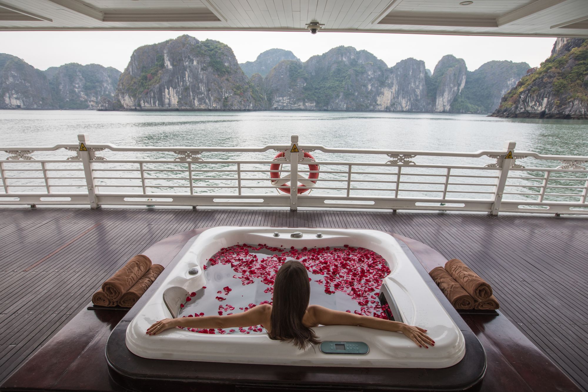 Halong Bucht Kreuzfahrten mit «The Au Co» ab Hanoi: wellness: Jacuzzi