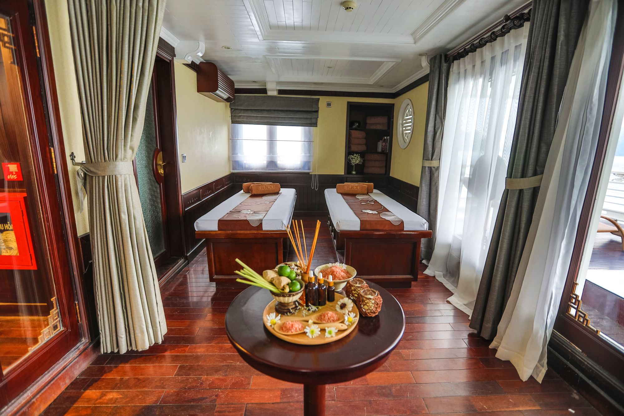 Halong Bucht Kreuzfahrten mit «The Au Co» ab Hanoi: wellness: Spa