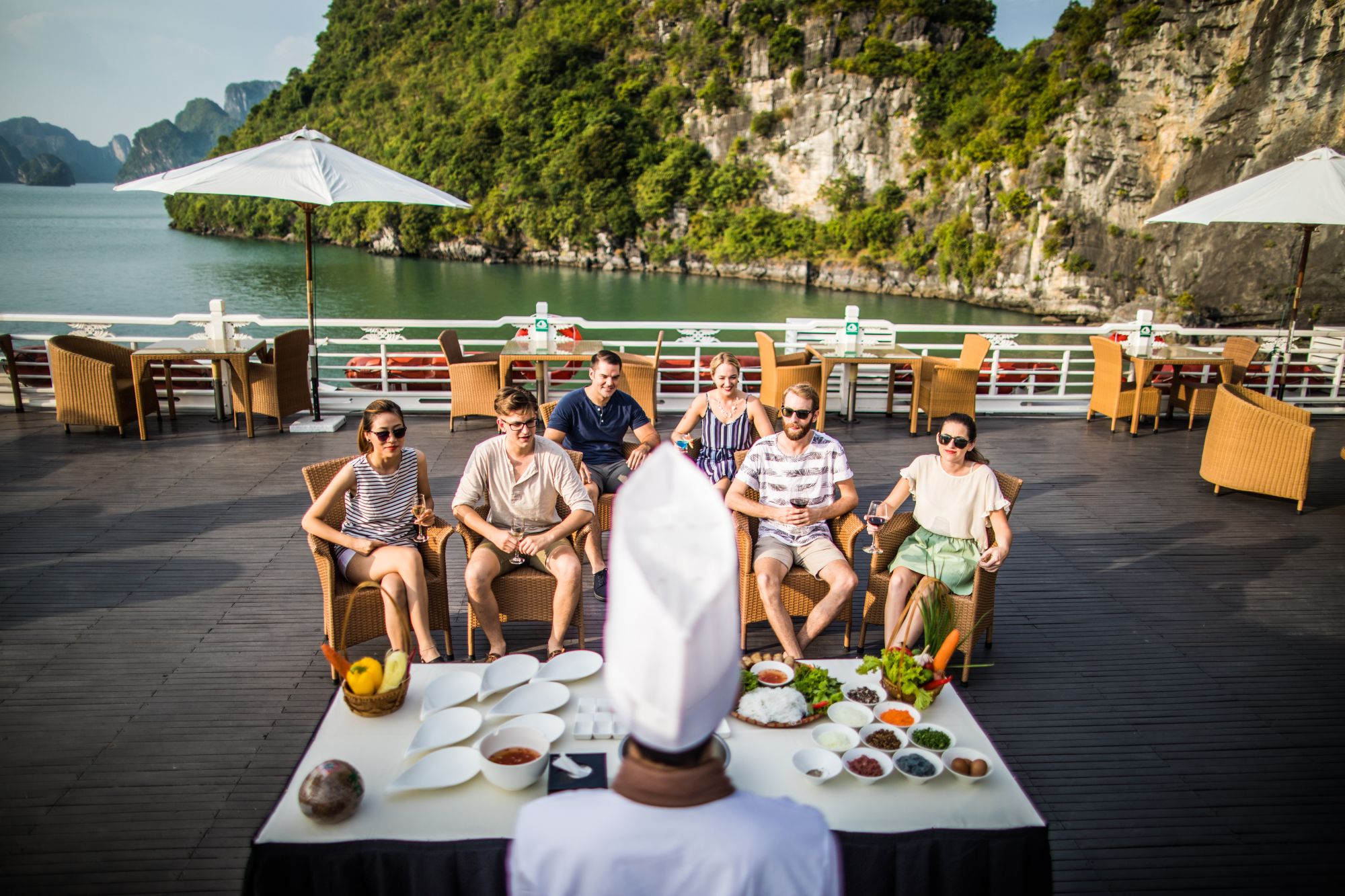 Halong Bucht Kreuzfahrten mit «Bhaya Classic» ab Hanoi: activities: Cooking Demonstration