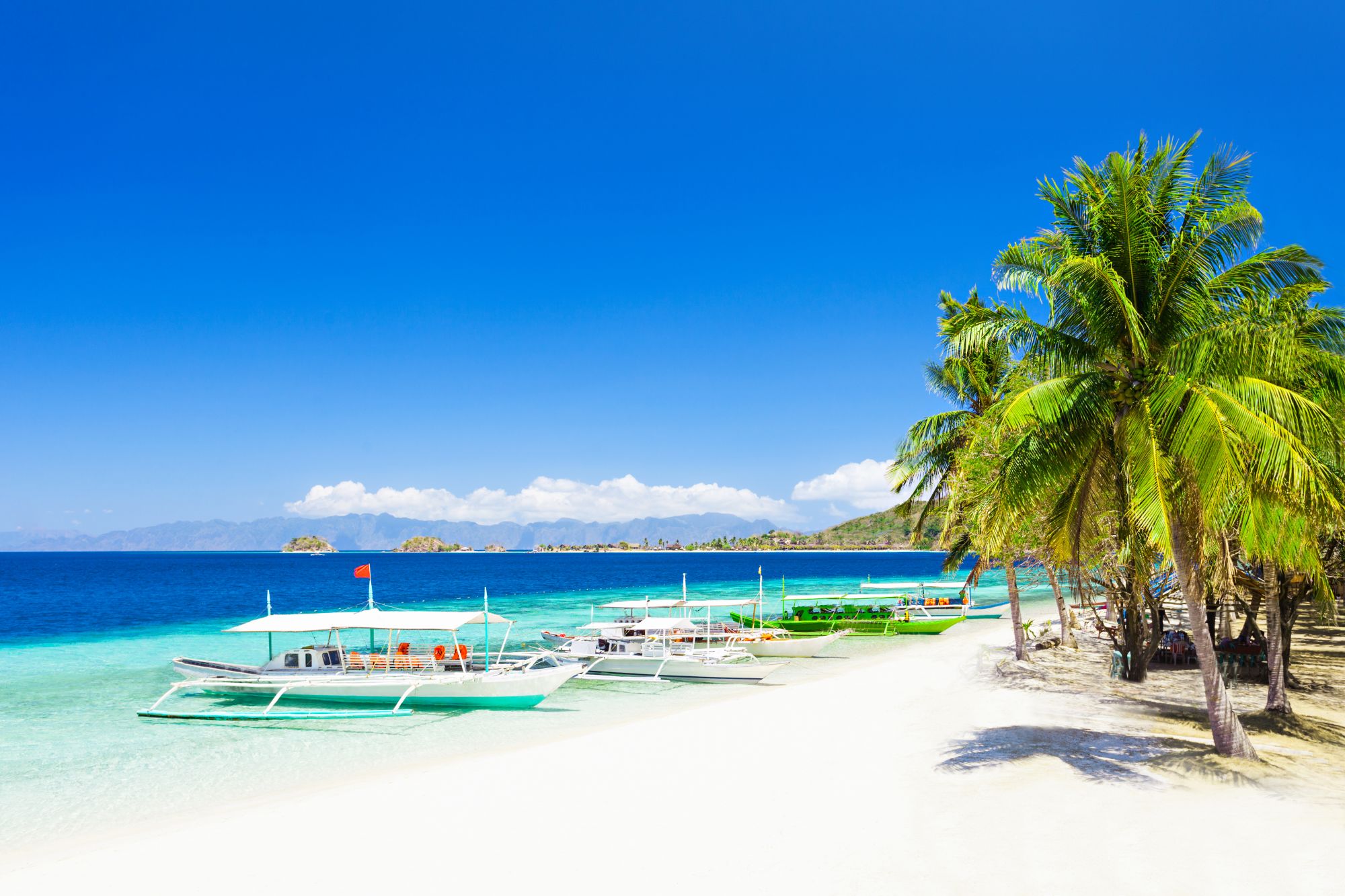 D’île en île individuellement aux Philippines de Manille: Boracay Filipino boat in the sea