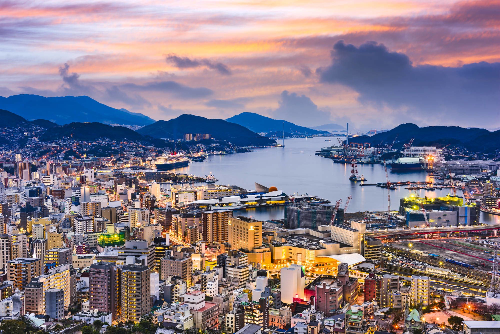 La diversité du Japon de Tokyo: Nagasaki at dusk
