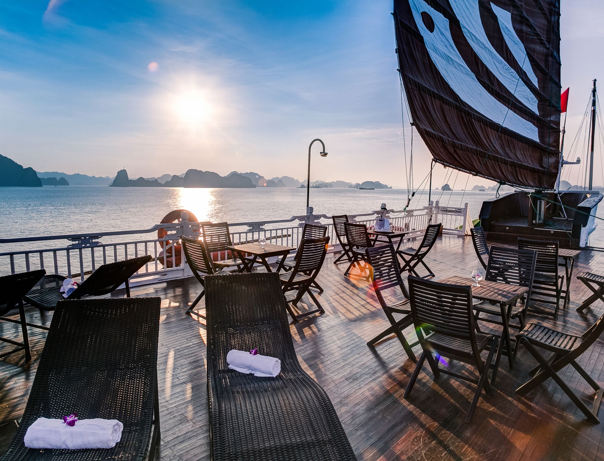 Halong Bucht Kreuzfahrten mit «Bhaya Classic» ab Hanoi: facilities: Sundeck
