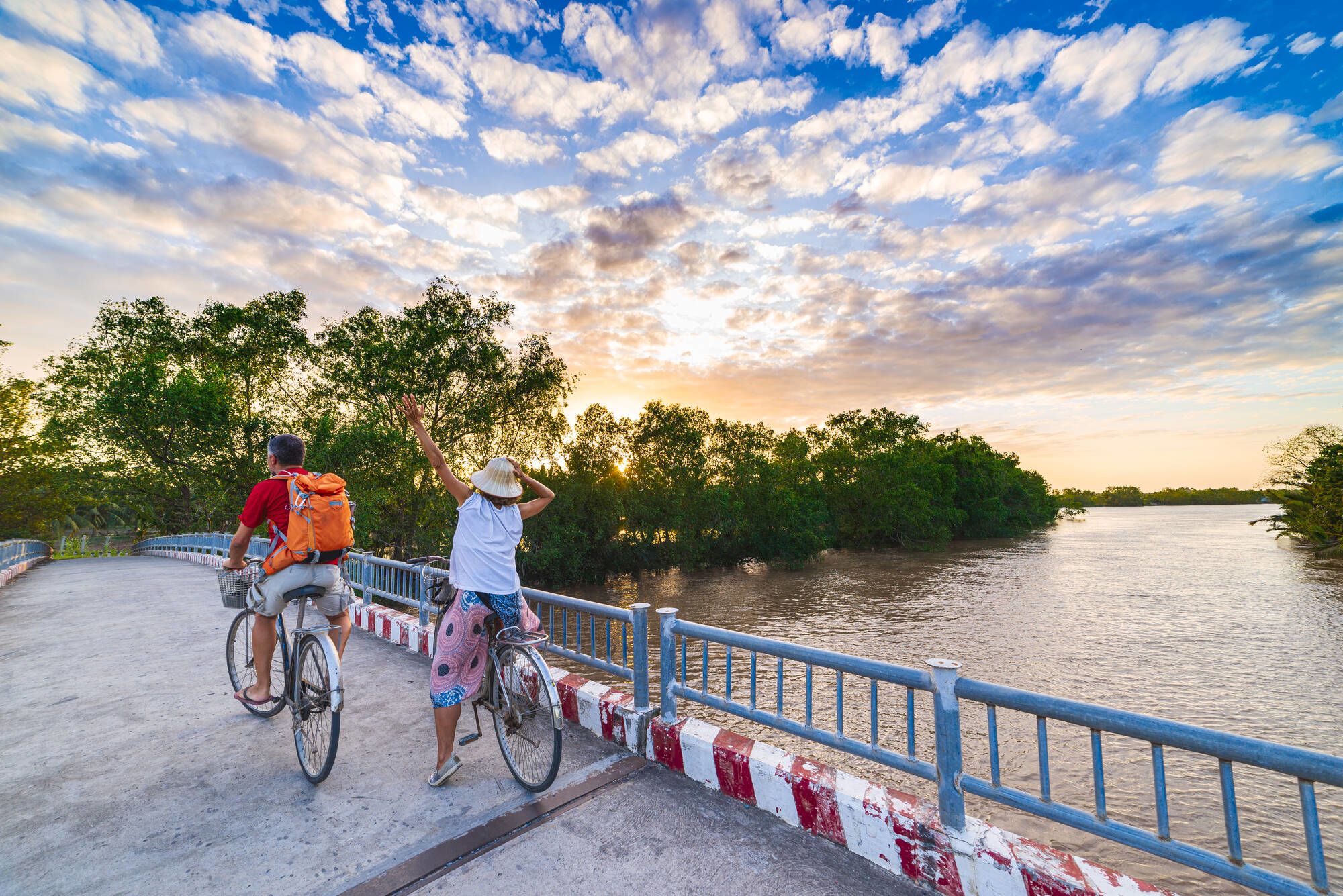 Le fascinant delta du Mékong - de/à Saigon: Mekong Delta: Tourist couple riding bicycle