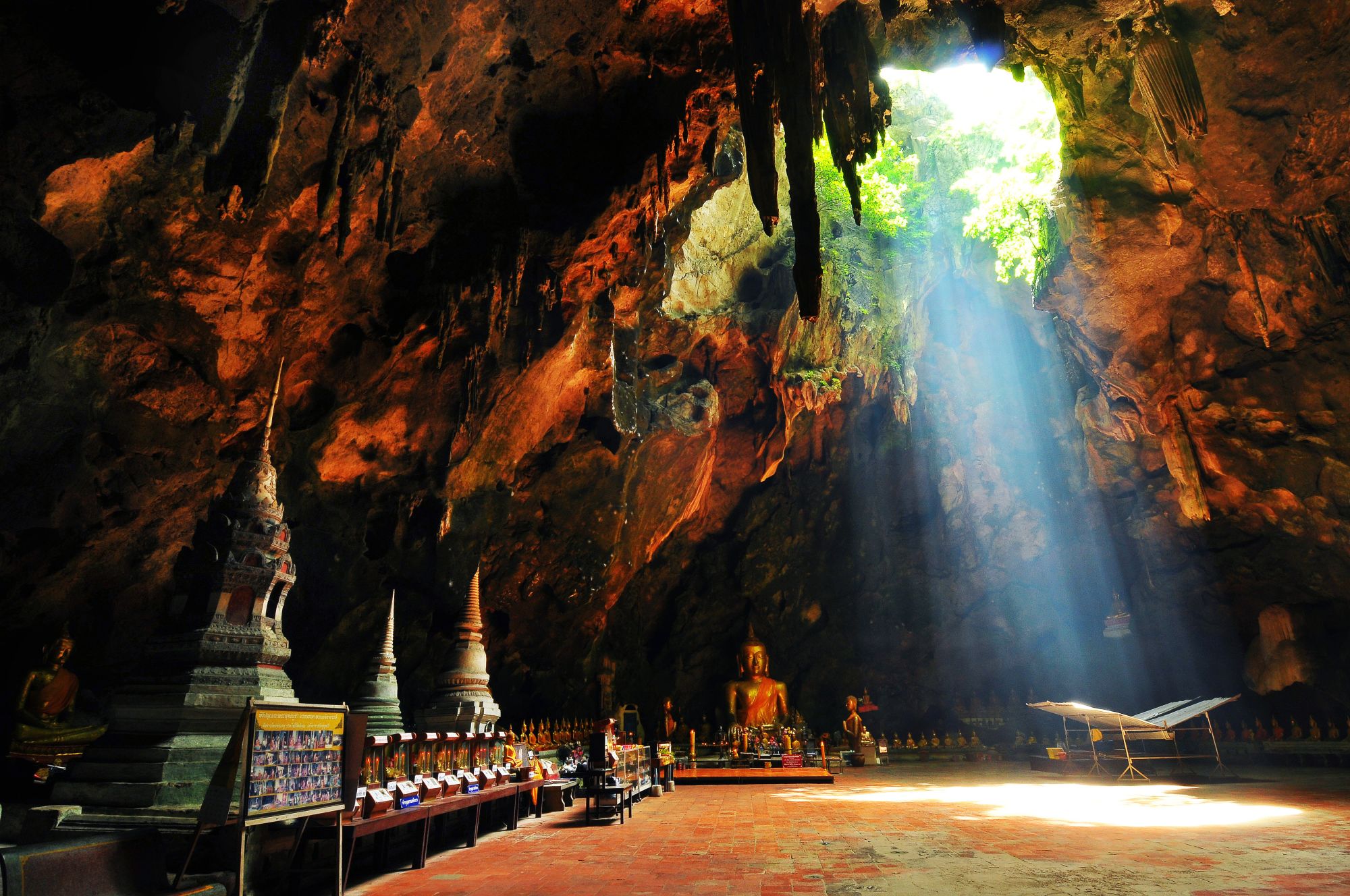 Mietwagen Rundreise in den Süden ab Bangkok: Phetchaburi - Buddha cave at Tham Khao Luang