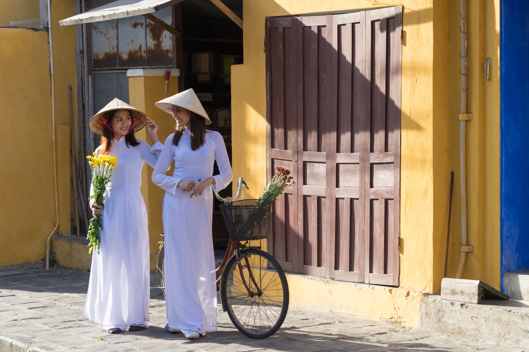 Grosse Indochina Reise ab Hanoi: Hoi An Vietnamese Women with traditional Ao Dai Dress
