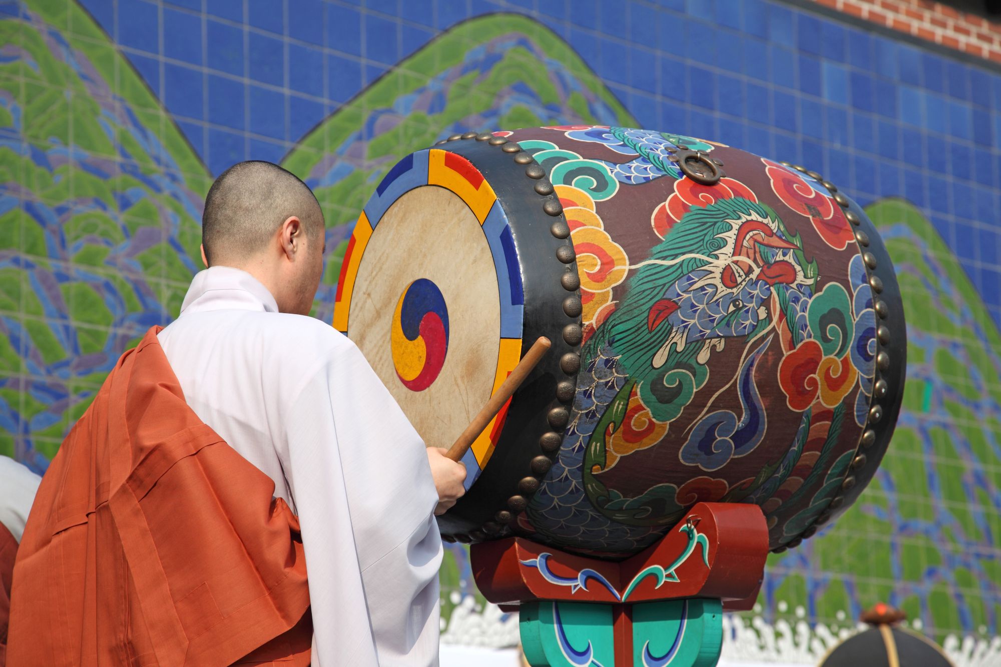 Expérience spirituelle «Temple stay» de Busan: Monk with Drum in Temple
