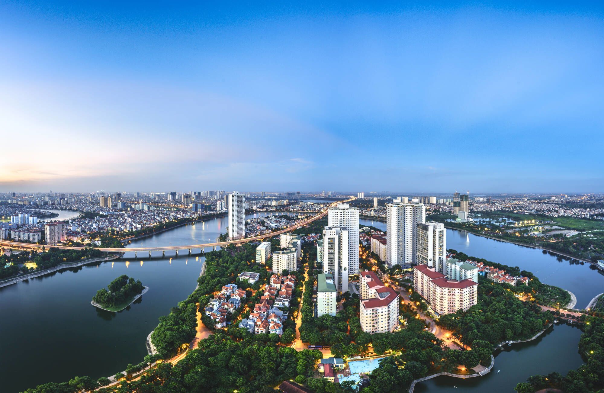 Grand voyage en Indochine – partie Vietnam de Hanoi: opinion: Hanoi cityscape at twilight