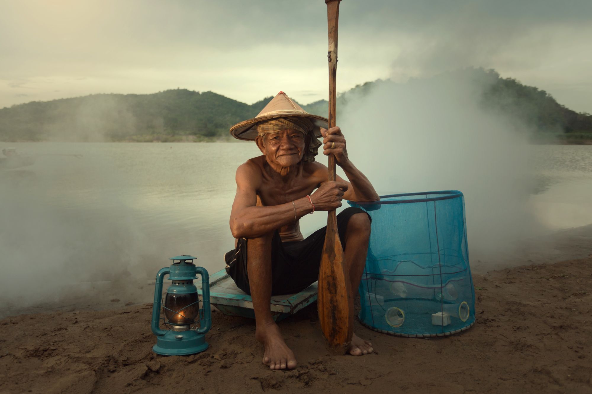 Le nord fascinant du Laos de Luang Prabang: Old fisherman at the Mekong River
