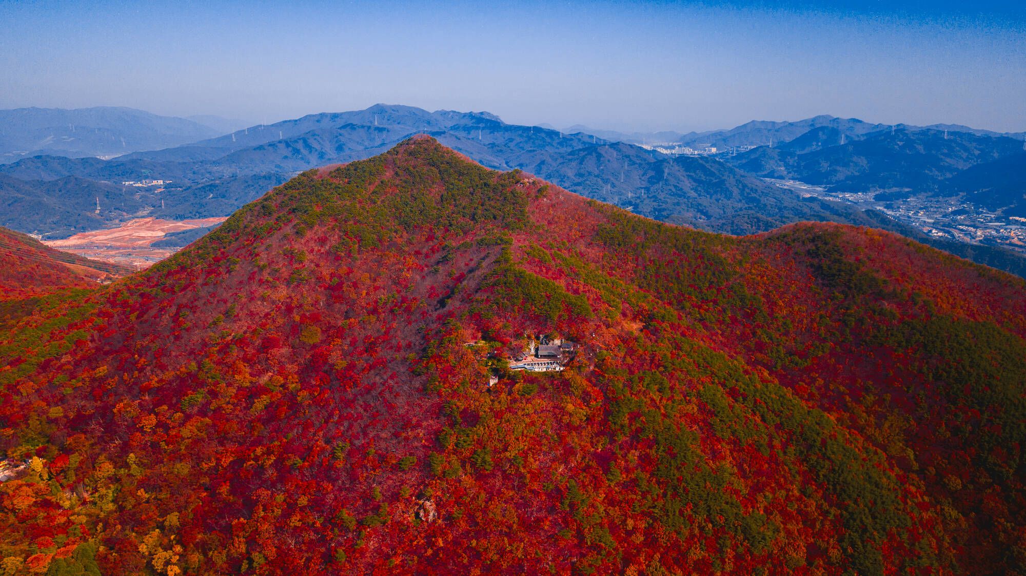 Höhepunkte Südkoreas ab Seoul: View over Beomeosa temple in the mountains