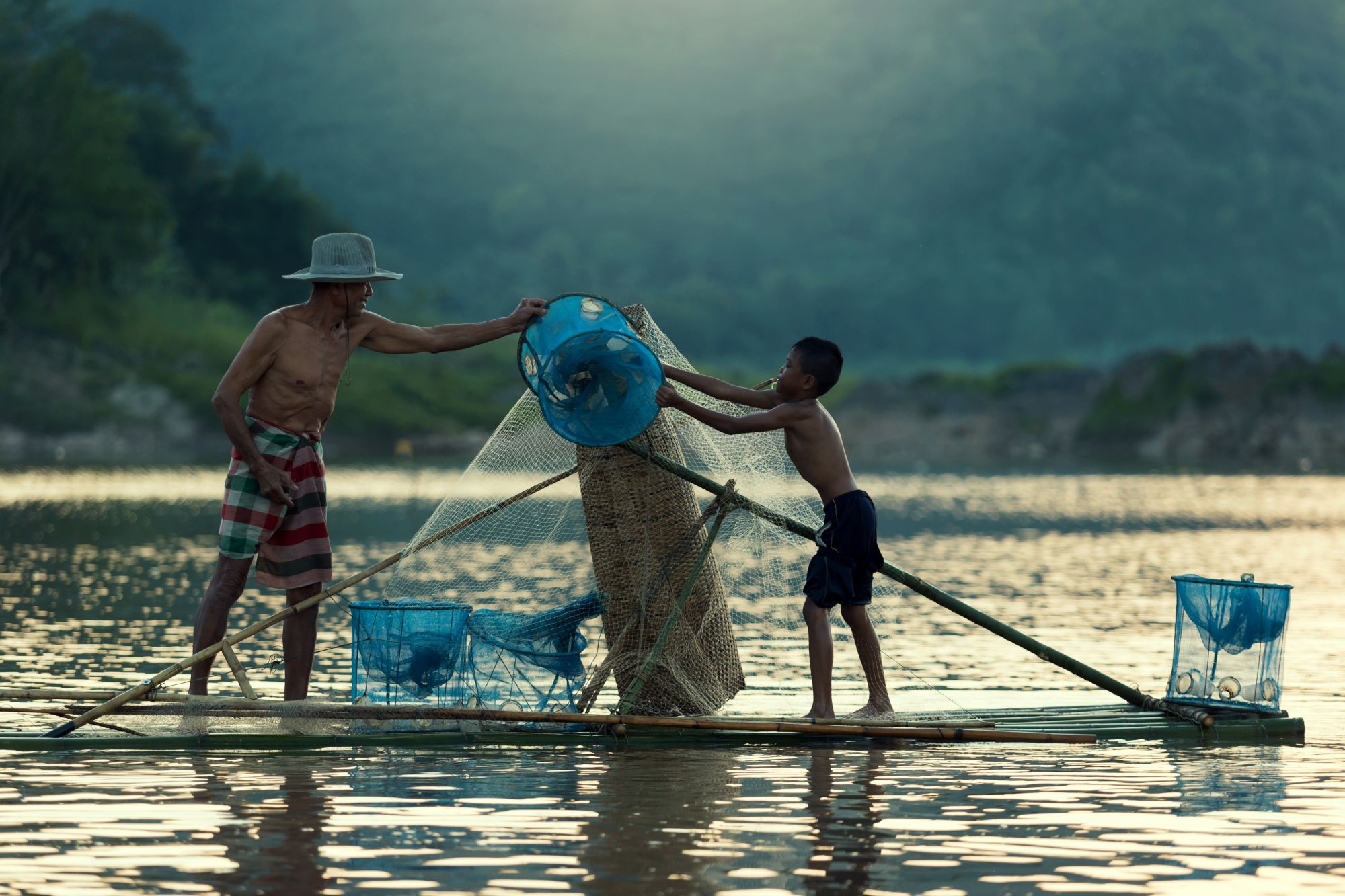 Le nord fascinant du Laos de Luang Prabang: Fisherman and Son Mekong River