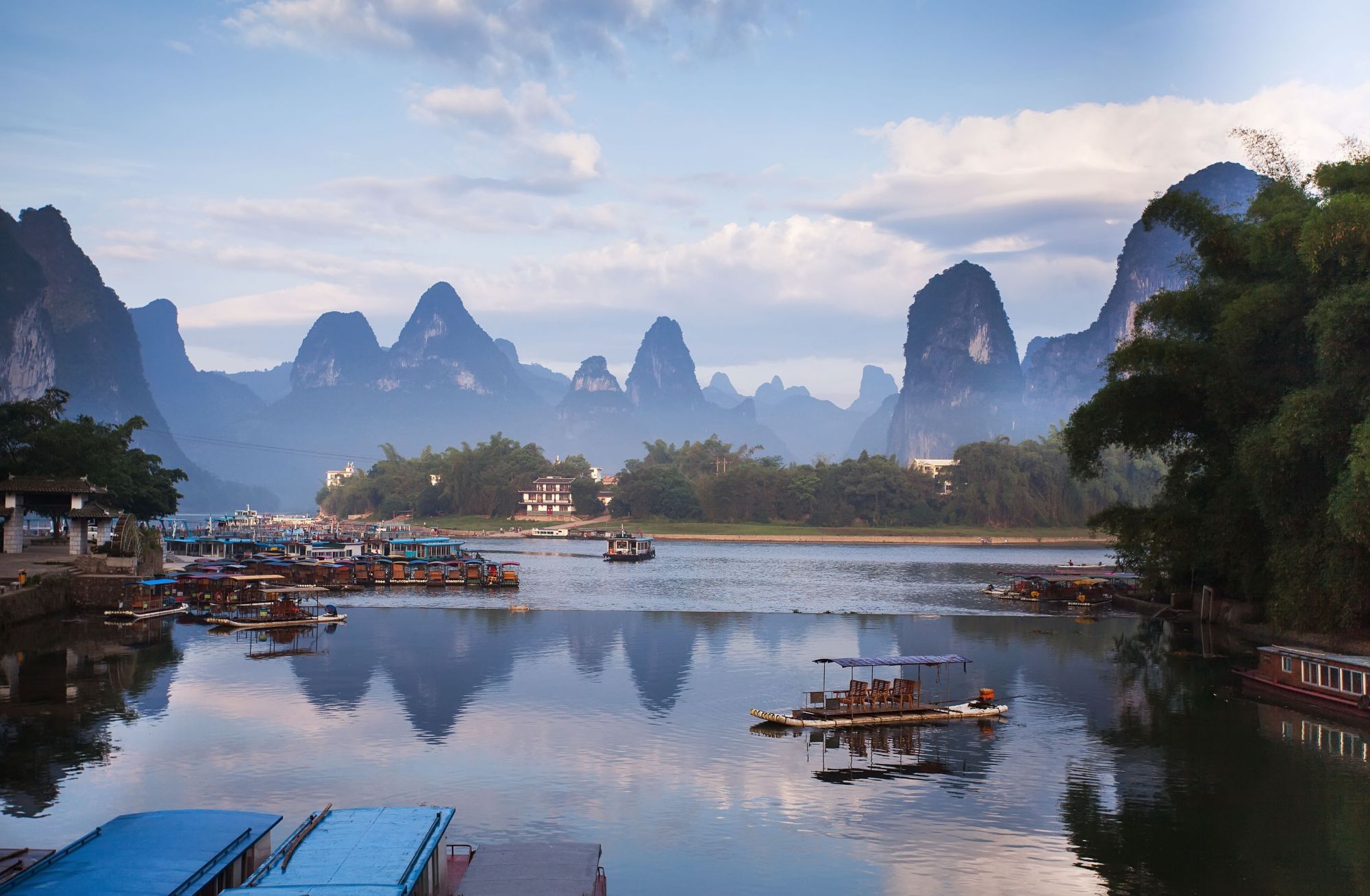 Les hauts lieux de la Chine de Pékin: Yangshuo: karst mountain landscape and reflection