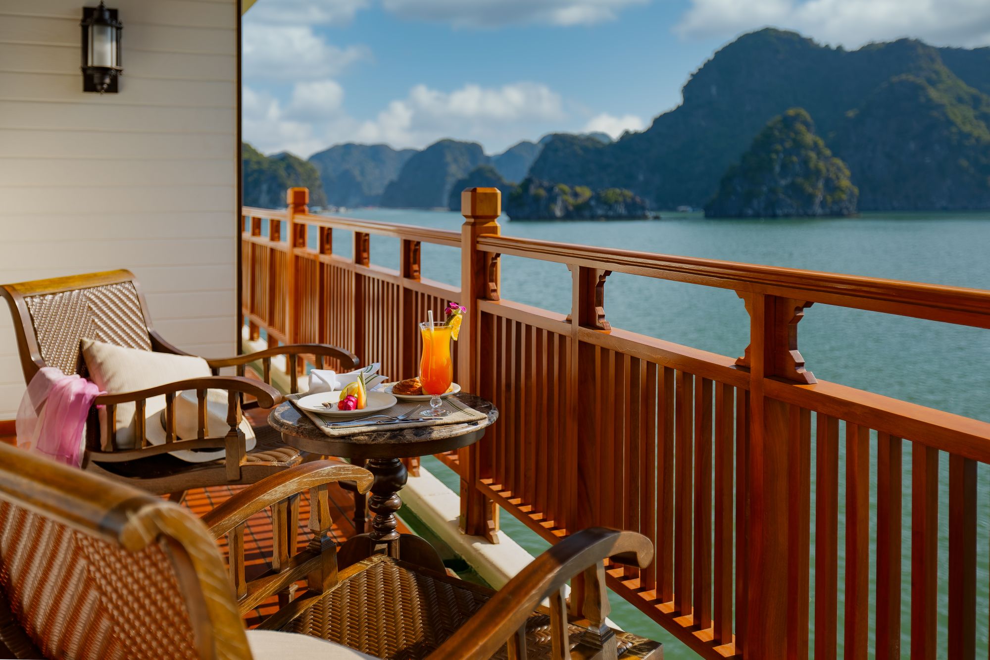 Mystische Lan Ha Bucht Kreuzfahrt mit «Ylang» ab Hanoi: ylang-regency-suite-balcony
