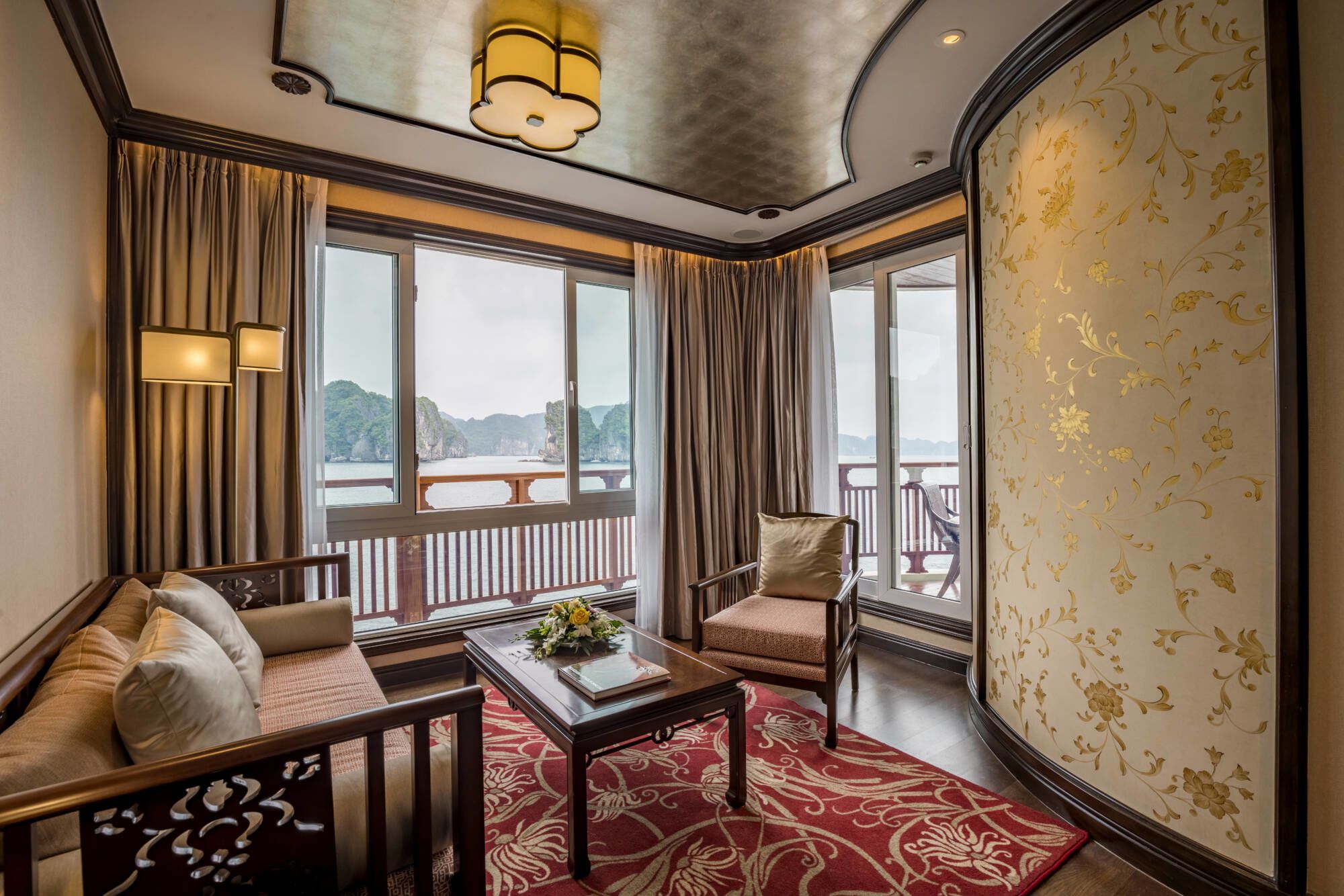 Mystische Lan Ha Bucht Kreuzfahrt mit «Ylang» ab Hanoi: ylang-regency-suite-front-glory-daisy-lounge