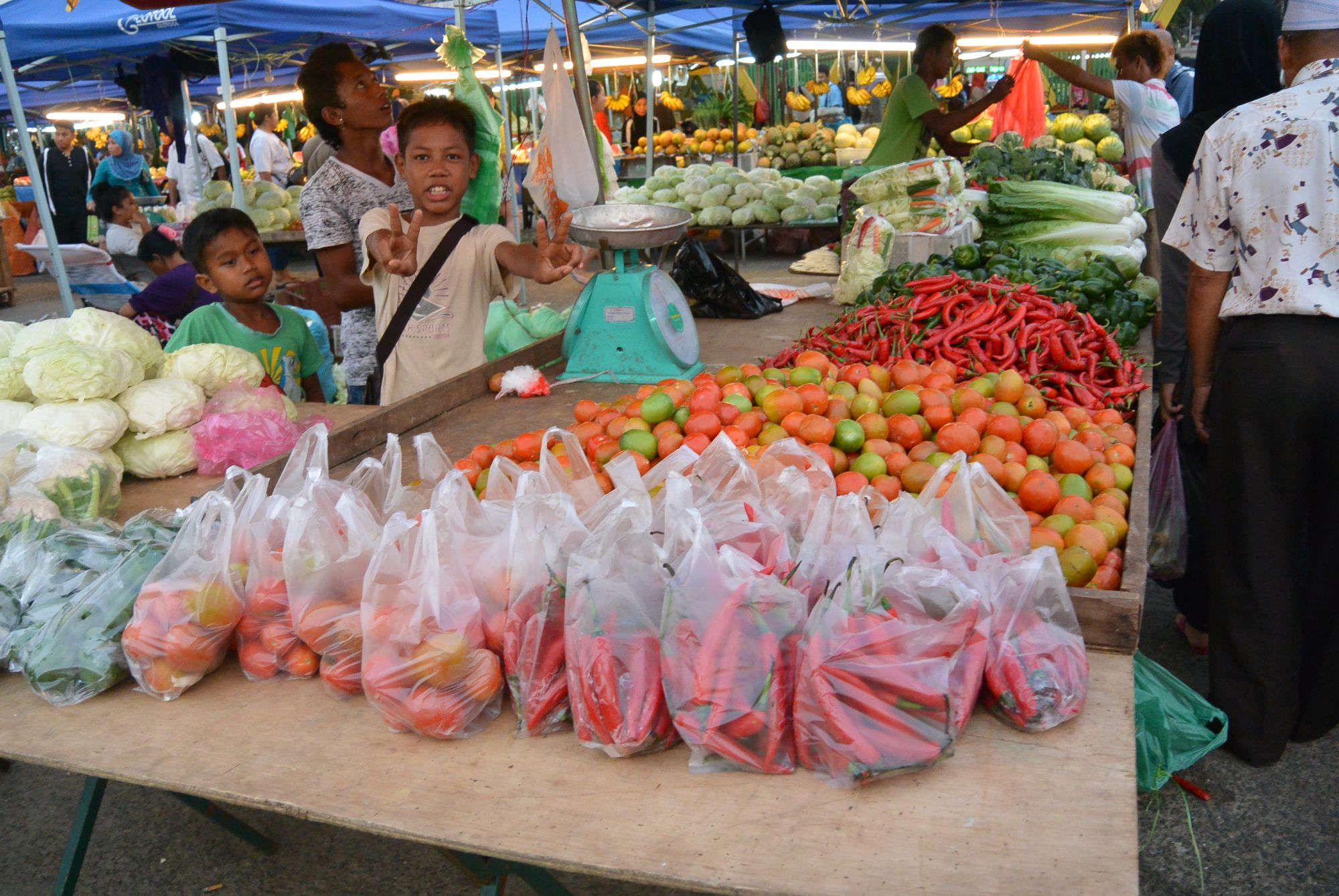 Höhepunkte Borneos ab Kuching: Kota Kinabalu Market
