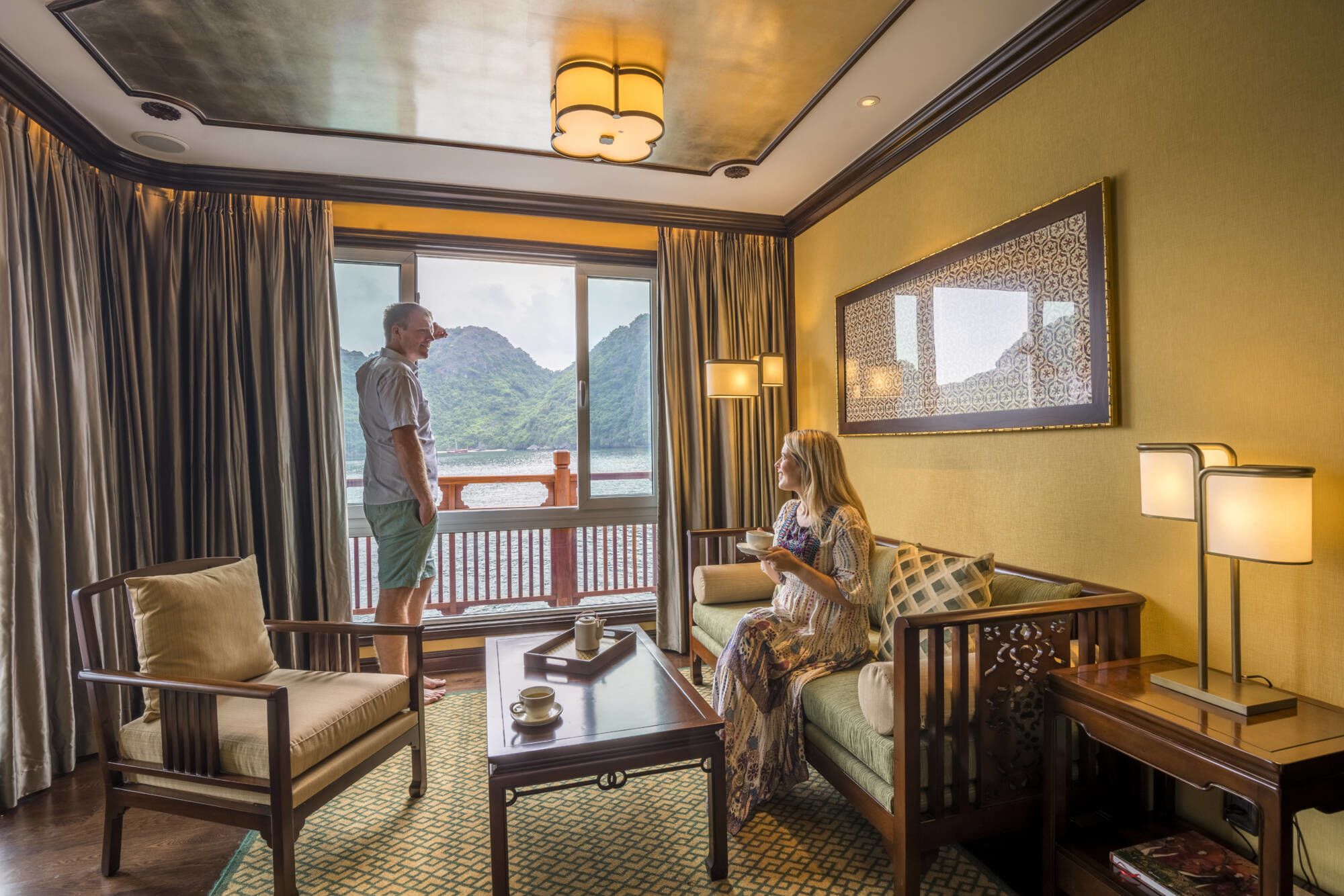 Mystische Lan Ha Bucht Kreuzfahrt mit «Ylang» ab Hanoi: ylang-regency-suite-front-royal-bamboo-lounge