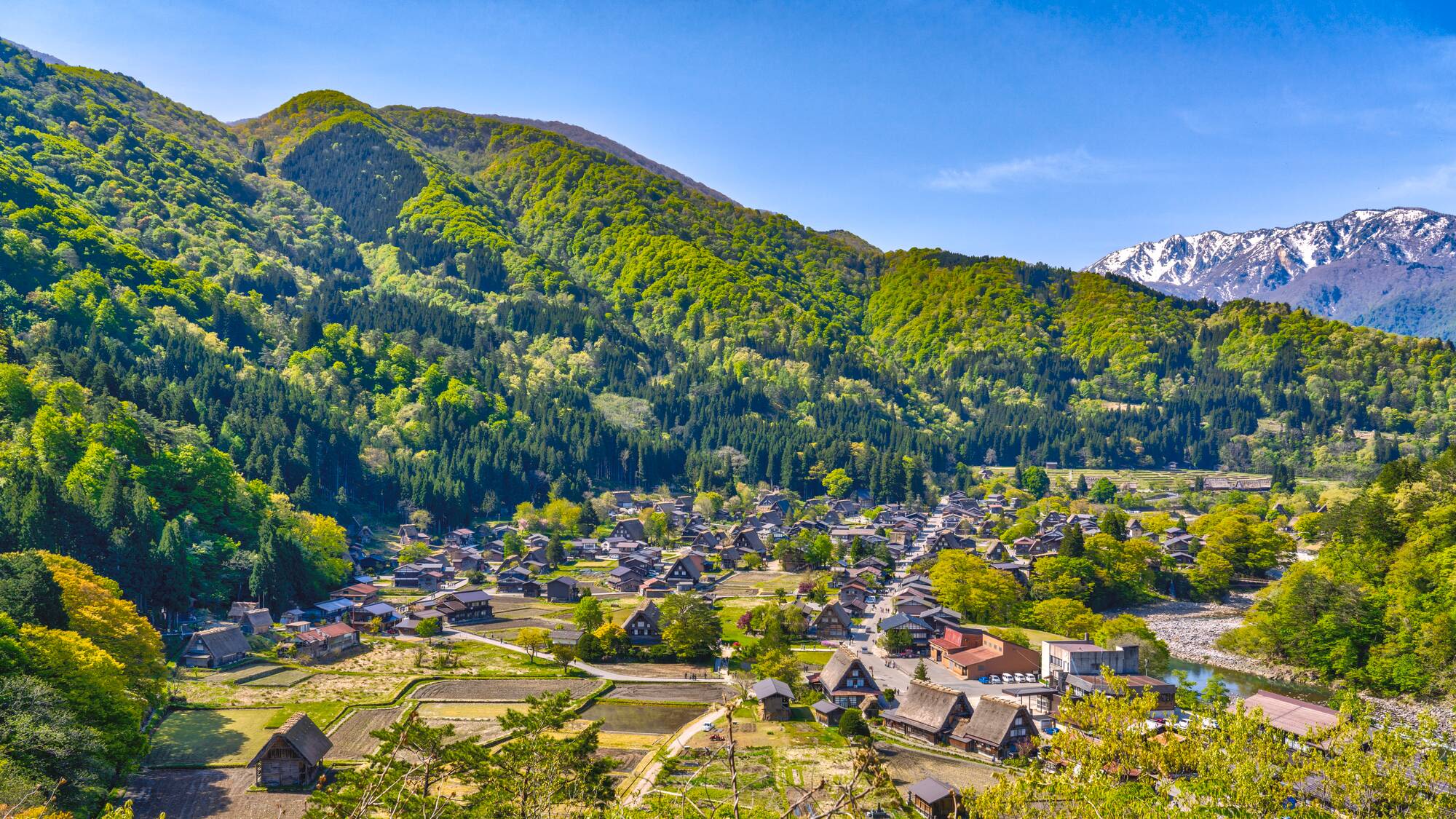 Les hauts lieux du Japon de Tokyo: Bird view of historical village of Shirakawa-go