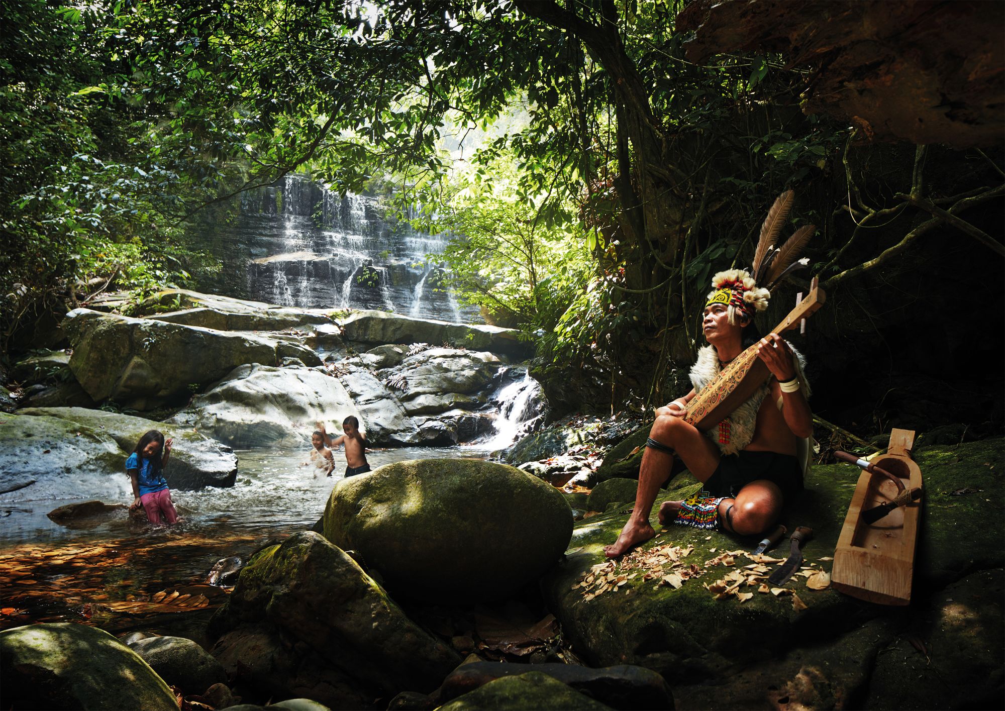 Höhepunkte Borneos ab Kuching: Sarawak Man playing Sape Instrument