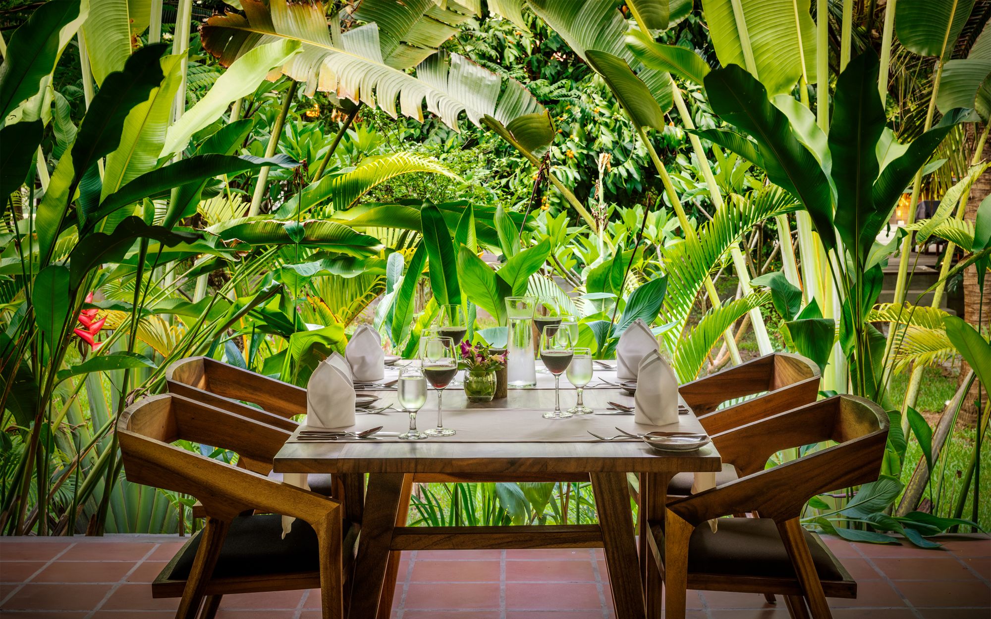 Farmhouse Resort & Spa - Smiling Gecko Sozialprojekt ab Phnom Penh: f&b: Restaurant Farmhouse Table