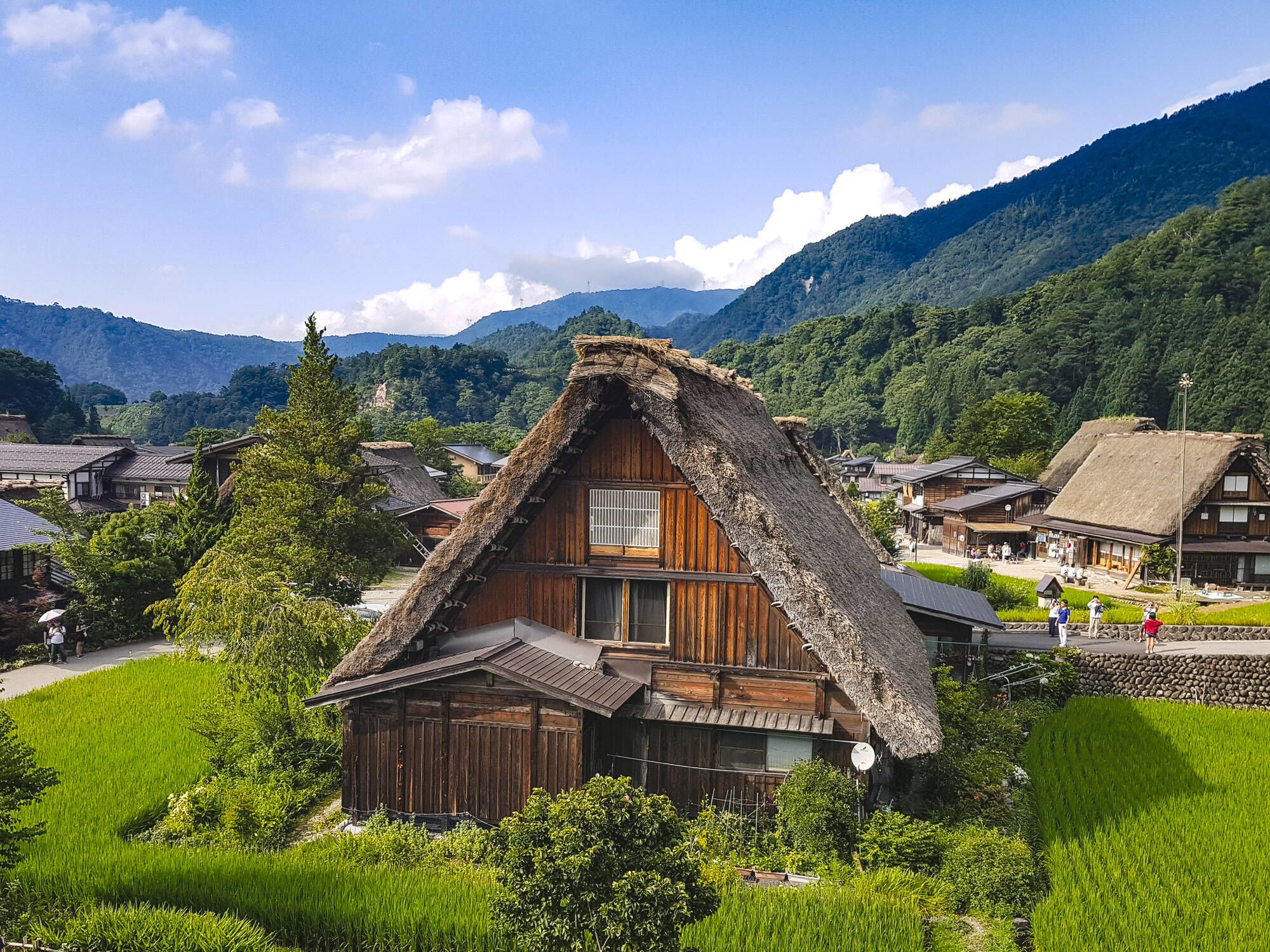 Les hauts lieux du Japon de Tokyo: Shirakawago traditional and historical village in summertime