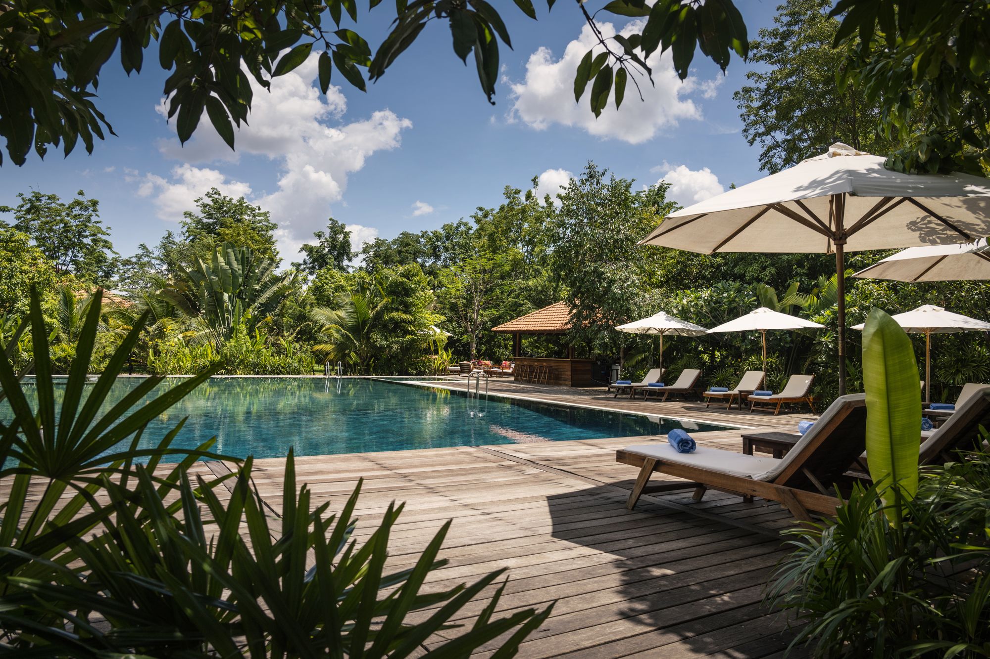 Farmhouse Resort & Spa - Smiling Gecko Sozialprojekt ab Phnom Penh: pool: Pool Sunchairs